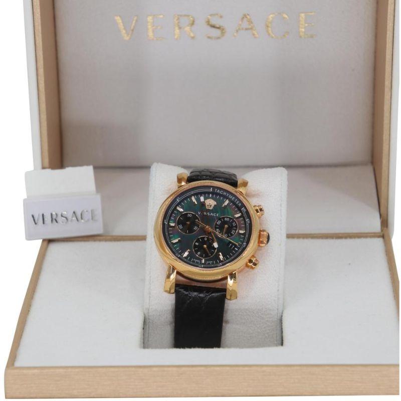 Versace: Luxusuhr Medusa aus schwarzem Kalbsleder mit Perlmutt-Zifferblatt und Lederband

Die Raffinesse, Mode und Anziehungskraft von Versace vereinen sich zu dieser Damenuhr von Versace. Der Zeitmesser ist mit Edelstahl ummantelt; sein schwarzes