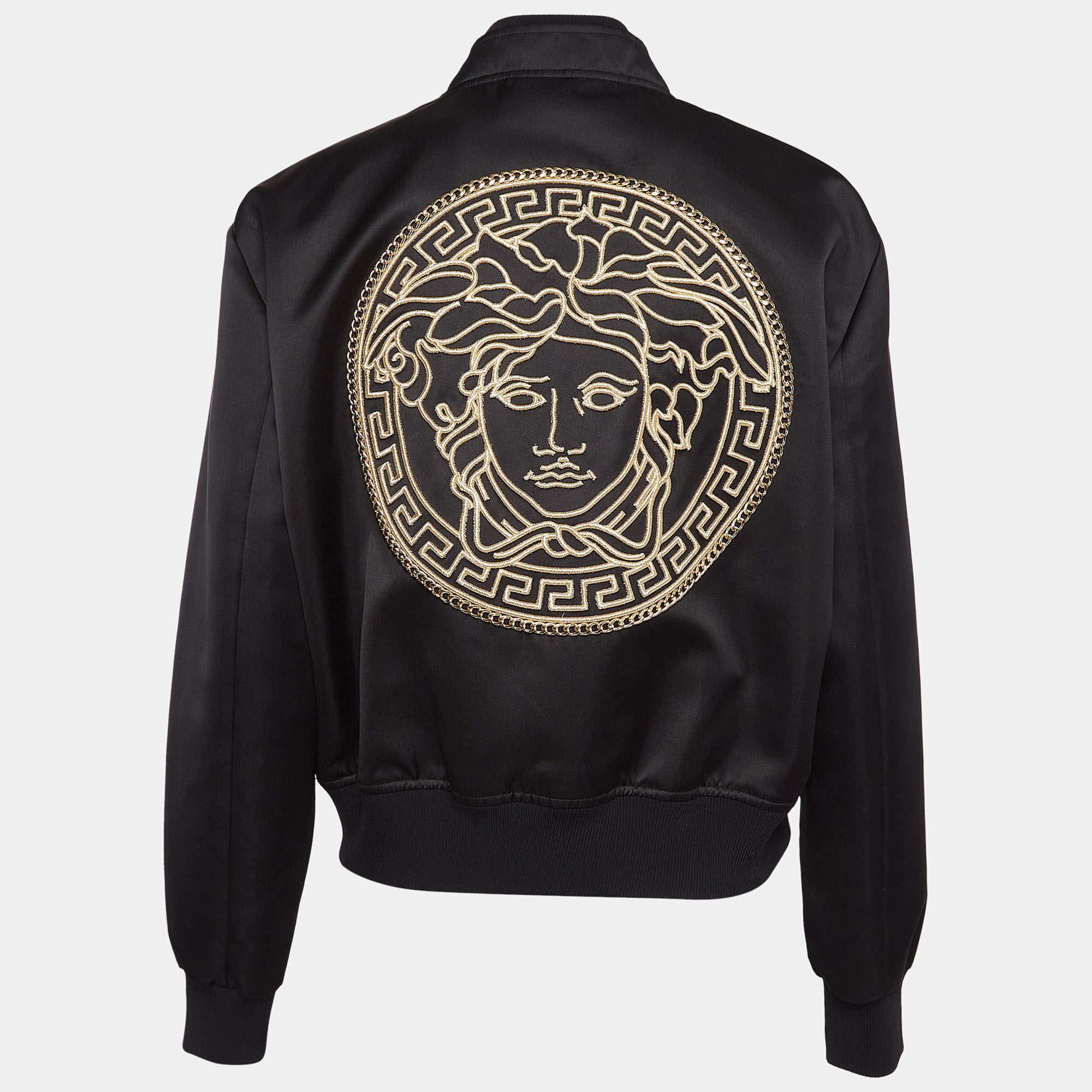 Fai una dichiarazione con questo bomber di design  che fonde lo stile classico con il gusto contemporaneo. La vestibilità elegante e il design versatile assicurano un abbinamento perfetto con qualsiasi abbigliamento.
