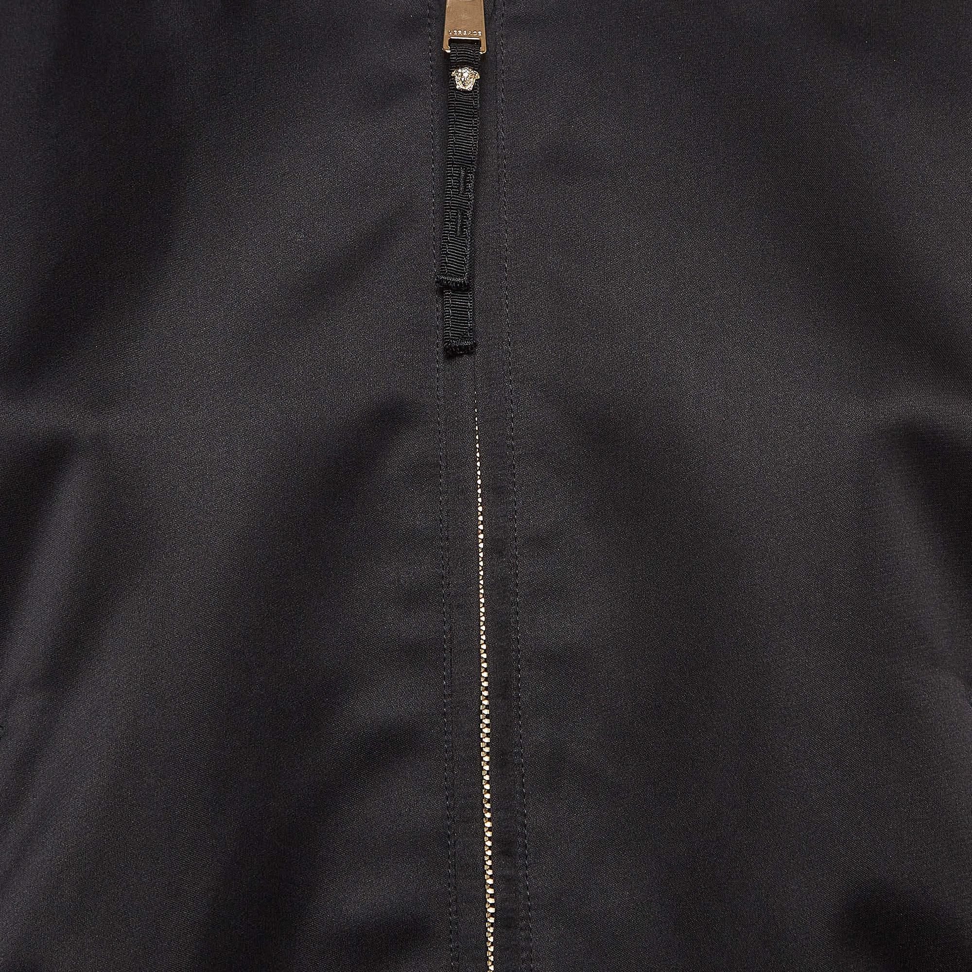 Versace Giacca Bomber in Raso Ricamato Medusa Nera M. In condizioni Nuovo in vendita a Dubai, Al Qouz 2