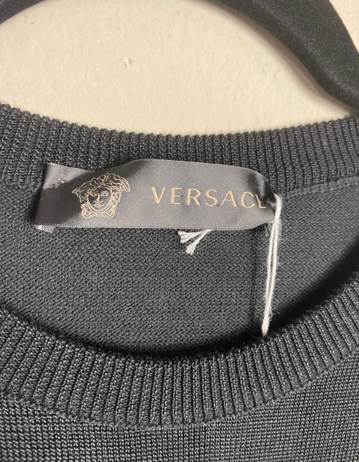 Versace sweater. 
In black cotton. Featuring the iconic Medusa on the front and long sleeves. Size 46.
Measurements: shoulders 48 cm, bust 53 cm, sleeves 64 cm and length 68 cm.
New, never used. 