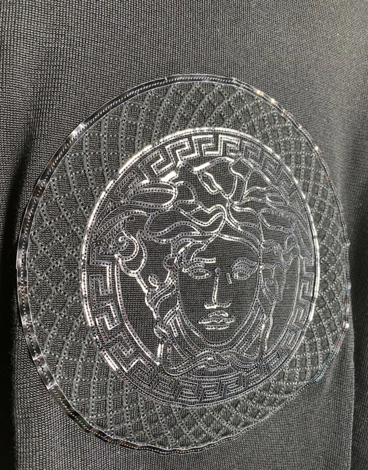 Versace Black Medusa sweater. In Excellent Condition For Sale In Carnate, IT