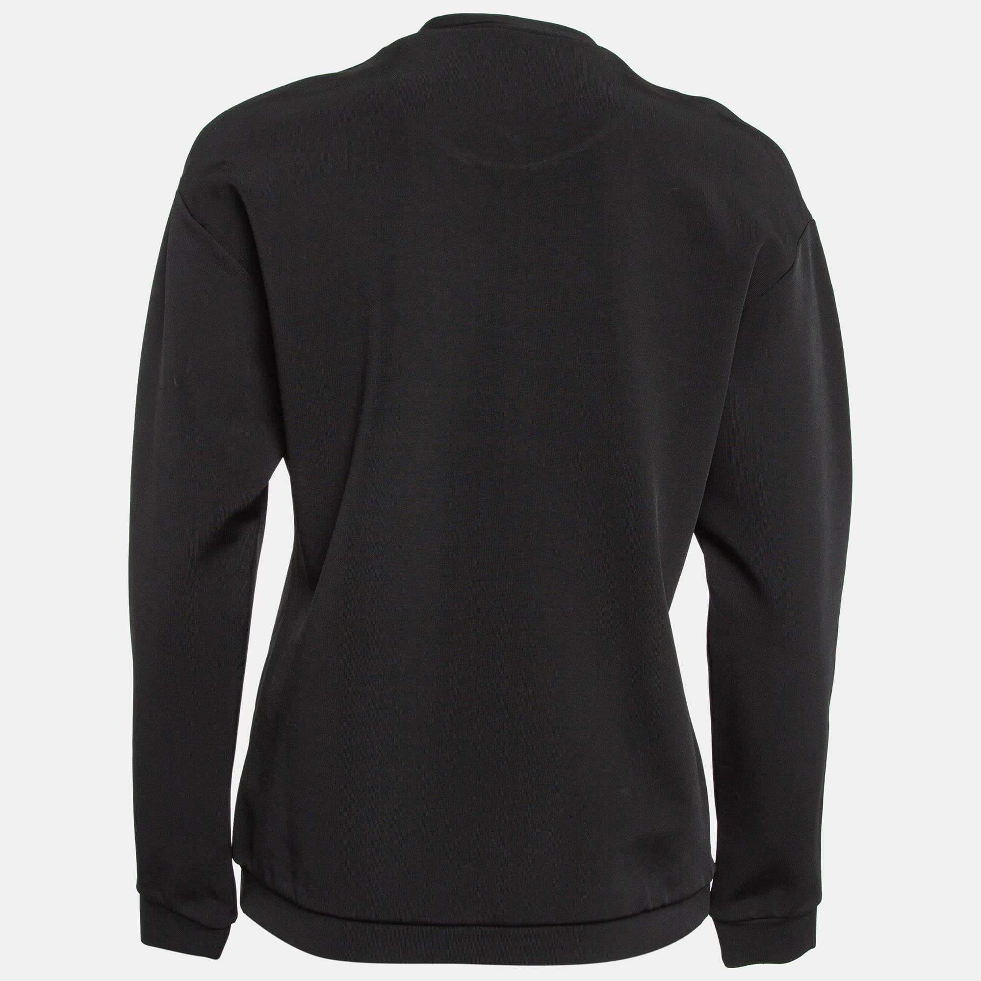 Scopri l'epitome dello chic accogliente con questa felpa da donna di Versace. Realizzata per garantire calore e stile, combina il comfort con dettagli alla moda, rendendola la scelta ideale per un look casual e sofisticato.