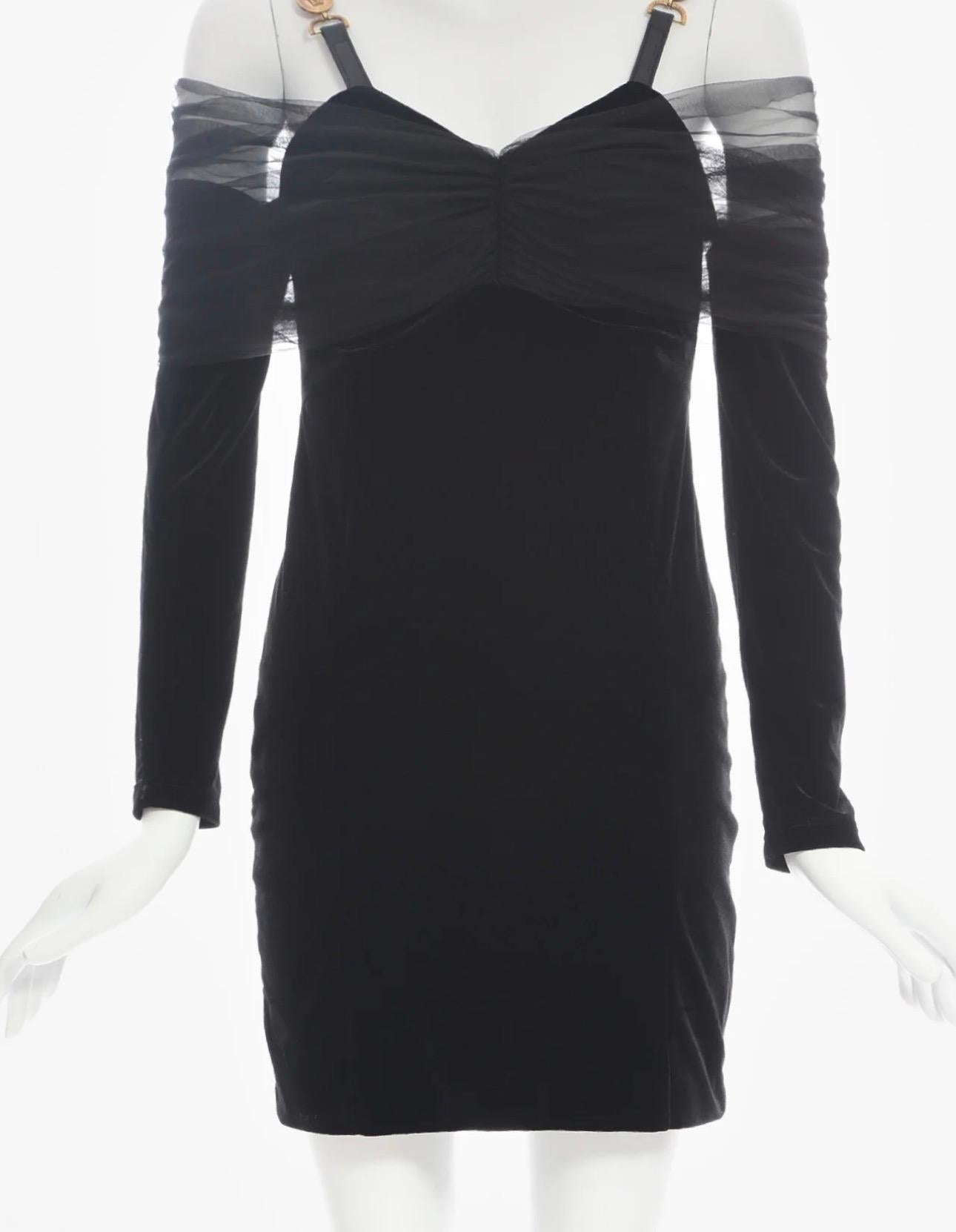 Mini robe en maille noire de Versace avec bretelles en forme de méduse - Début des années 2000 (FR 38) Pour femmes en vente