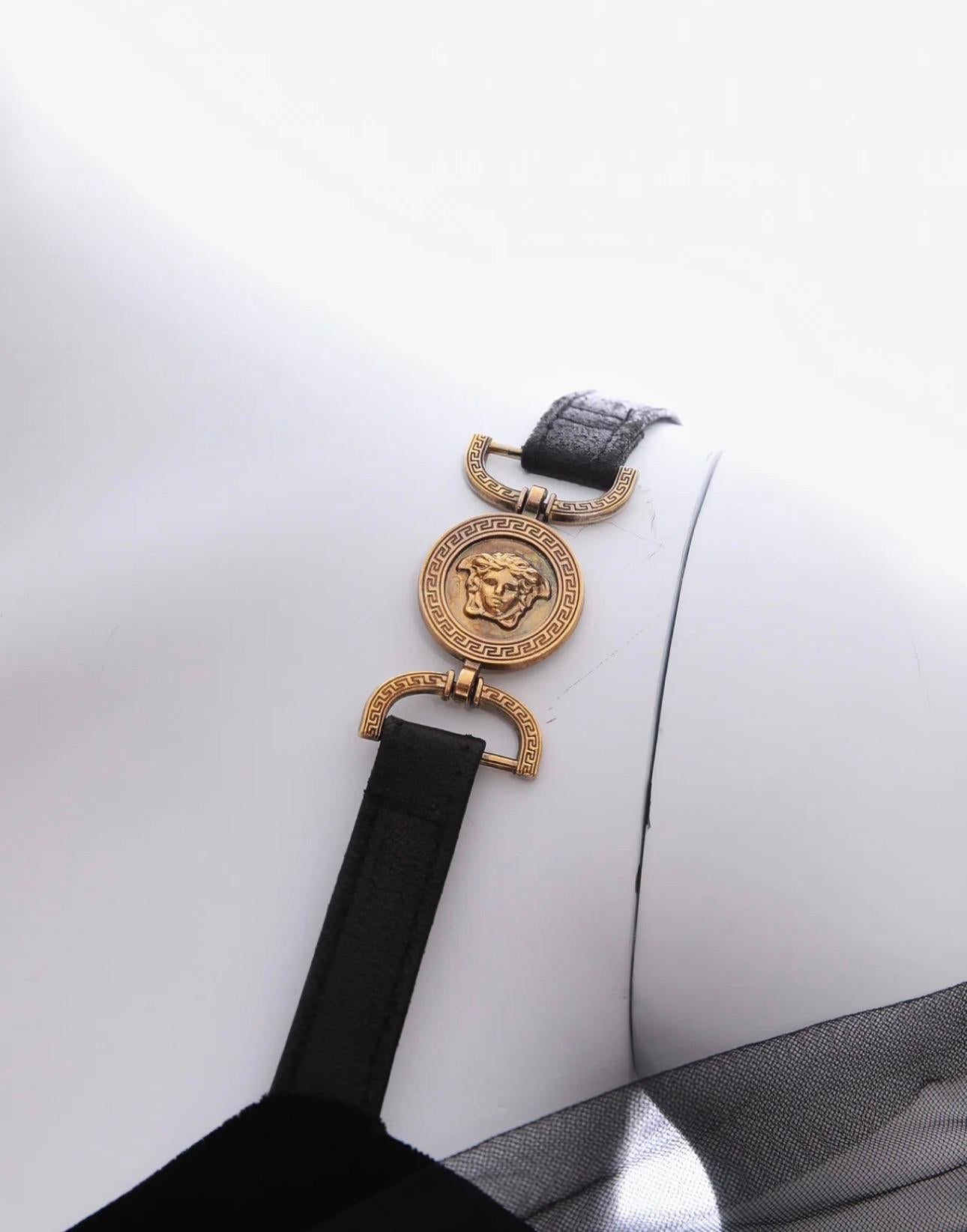 Mini robe en maille noire de Versace avec bretelles en forme de méduse - Début des années 2000 (FR 38) en vente 1