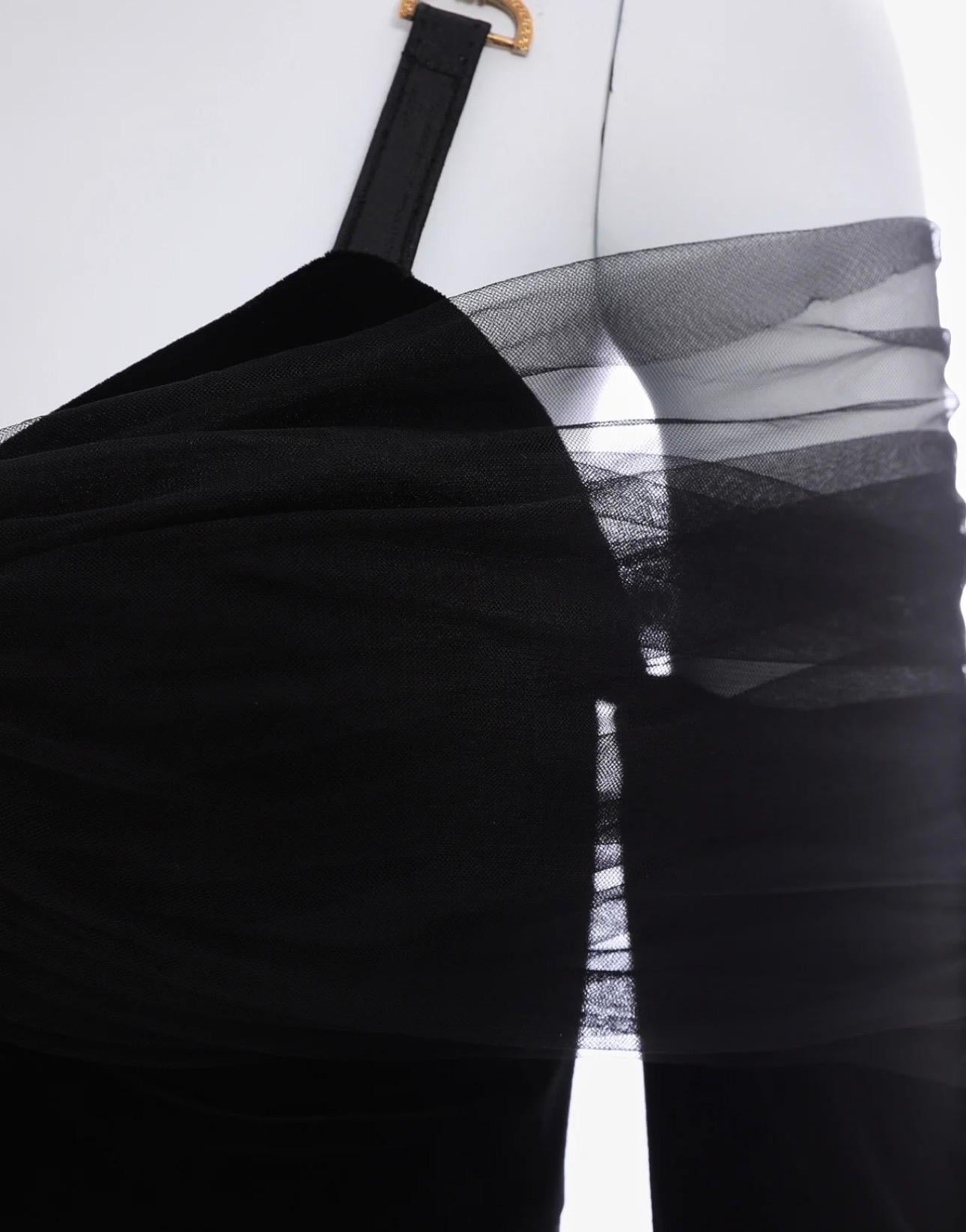 Mini robe en maille noire de Versace avec bretelles en forme de méduse - Début des années 2000 (FR 38) en vente 2