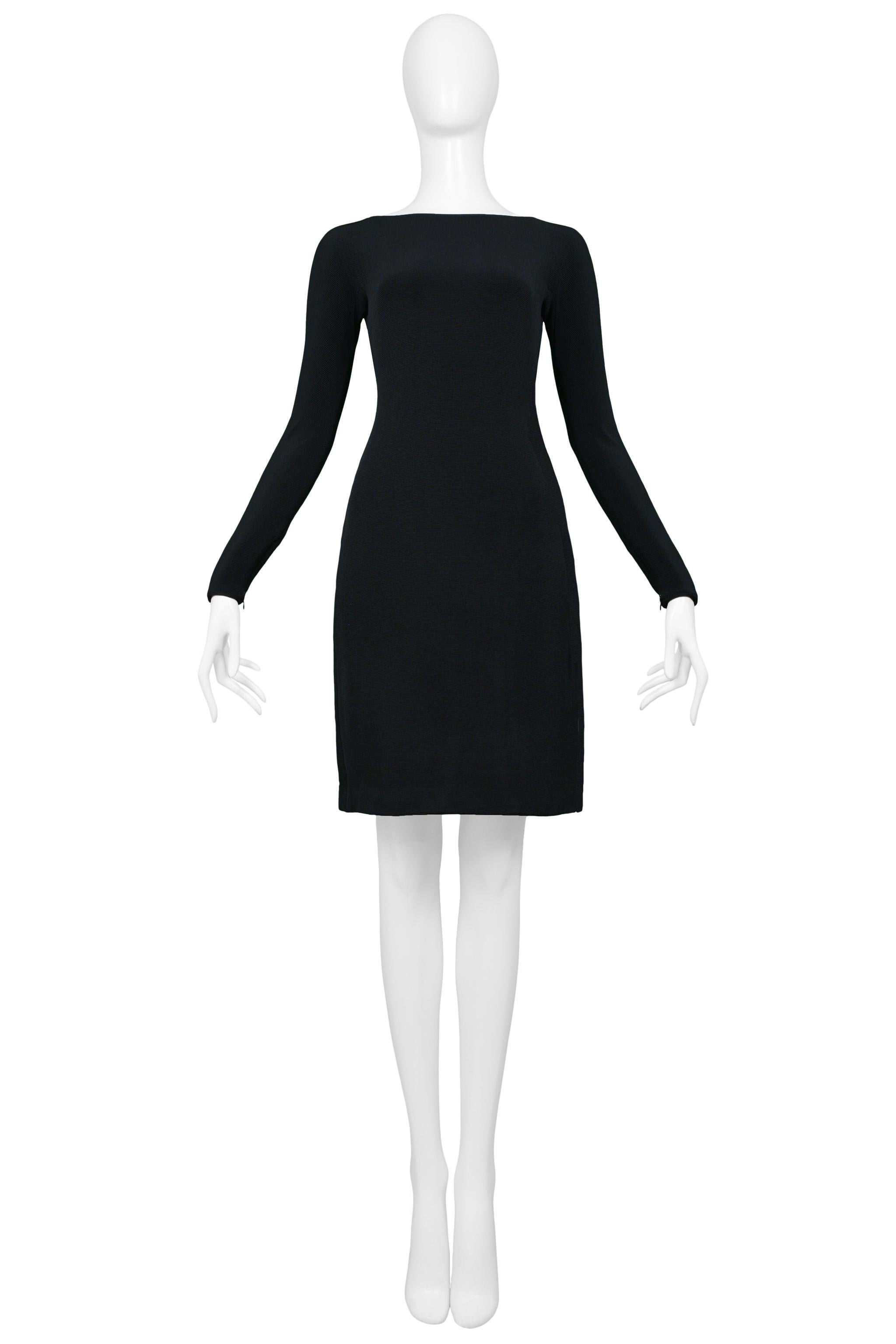 Resurrection Vintage a le plaisir de vous proposer une mini robe de cocktail bodycon noire vintage Gianni Versace avec tissu côtelé, manches longues, bouton Medusa, dos découpé et longueur au-dessus du genou. 

Versace 
Absence d'étiquette de taille