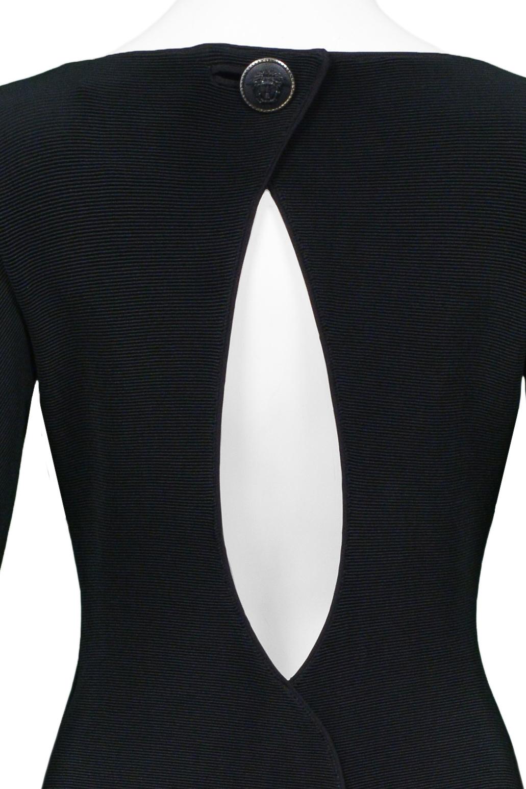 Schwarzes Mini-Cocktailkleid von Versace mit Ausschnitt am Rücken im Angebot 3