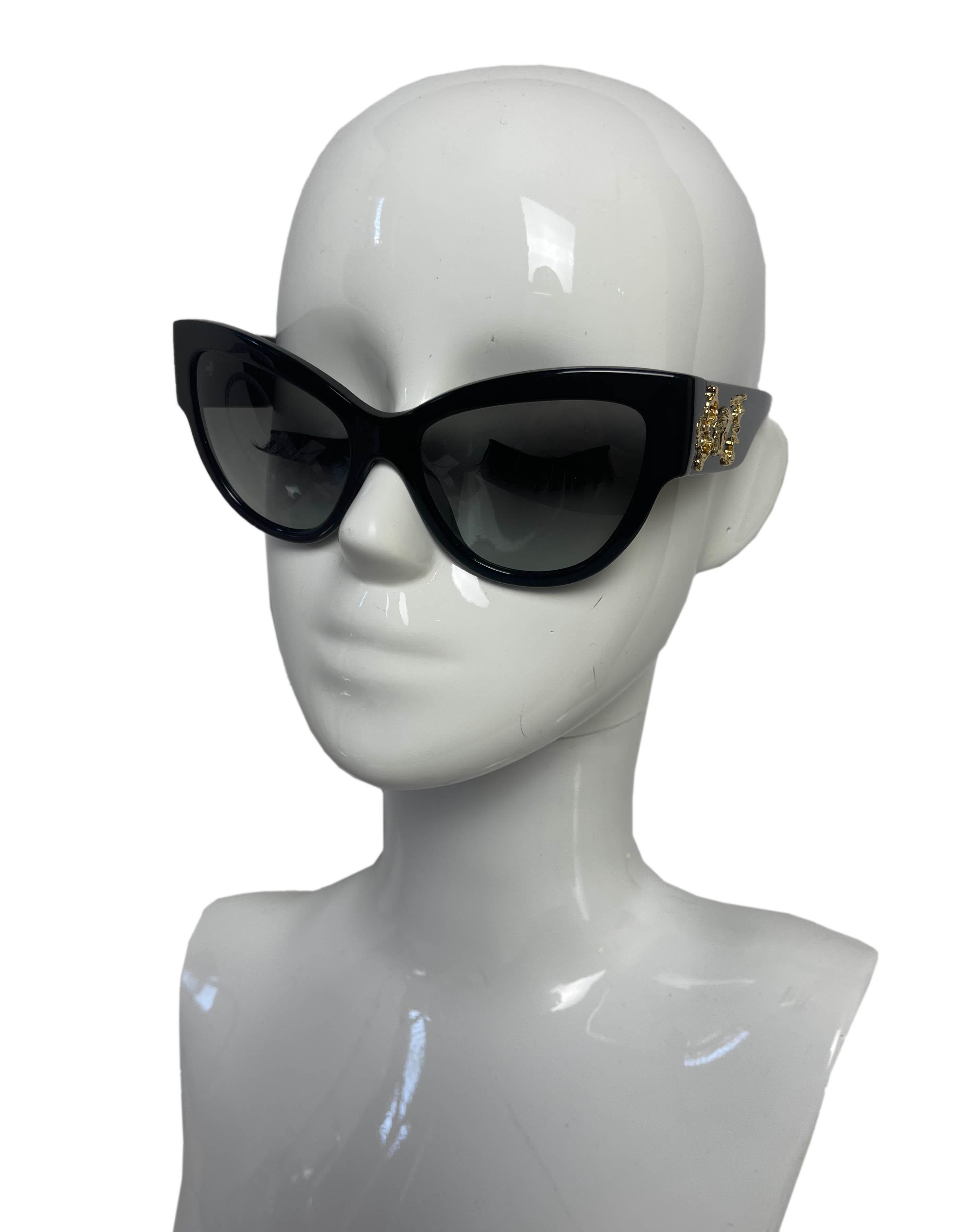 Versace Schwarz Mod 4322 5064/8h Katzenaugen-Sonnenbrille

Hergestellt in: Italien
Farbe: Schwarz und Gold
Hardware: Goldtone
MATERIALIEN: Acetat und Metall
Allgemeiner Zustand: Ausgezeichnet
Enthält: Versace Karton und Broschüre - ohne