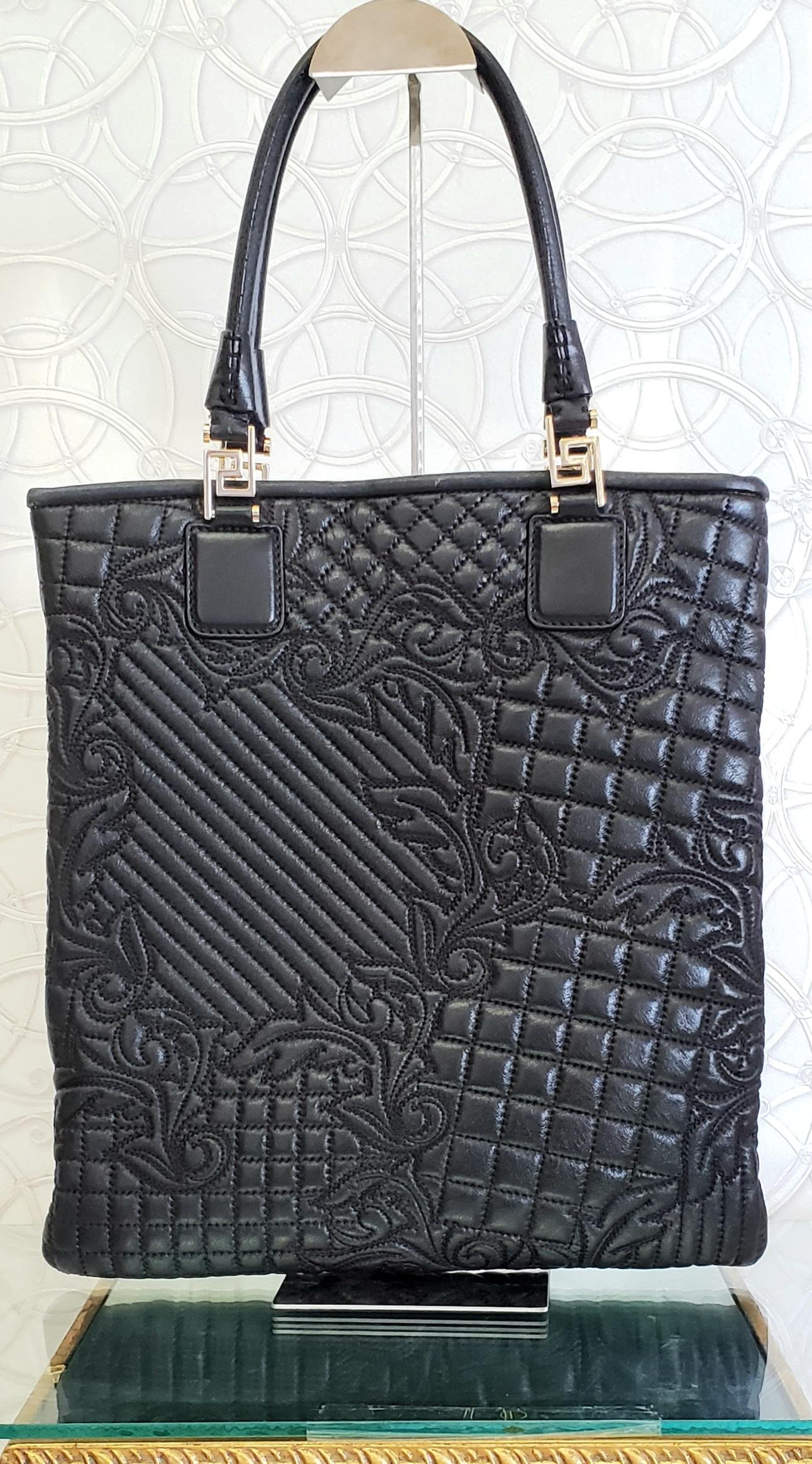 VERSACE 


Black Nappa leather Quilted Versace Shoulder/Handbag 

Punctuated with polished gold-tone hardware

 Baroque quilted stitch detail
Attached enameled Medusa charm
Zipper closure 

 Baroque print satin lining

 Double rolled