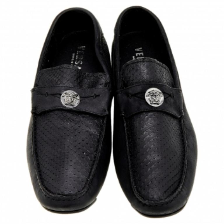 Ces mocassins Versace sont parfaits pour styliser des tenues élégantes et professionnelles. Confectionnées en Italie à partir de cuir nubuck, elles arborent une teinte noire classique. Elles sont dotées de bouts ronds, de détails Medusa sur