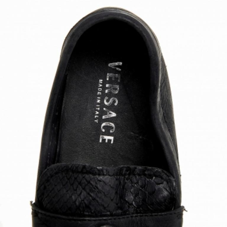 Mocassins Medusa en cuir nubuck et python noir de Versace Taille 41 en vente 2