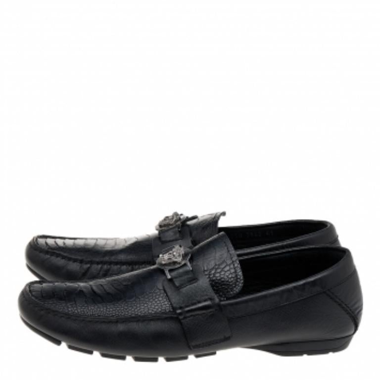 Cuciture precise, l'uso di pelle di qualità e una forma confortevole hanno dato vita a questo paio di mocassini. Le scarpe sono firmate Versace, come dimostrano i dettagli del motivo Medusa sulla tomaia. I mocassini neri sono avvolti da comfort e