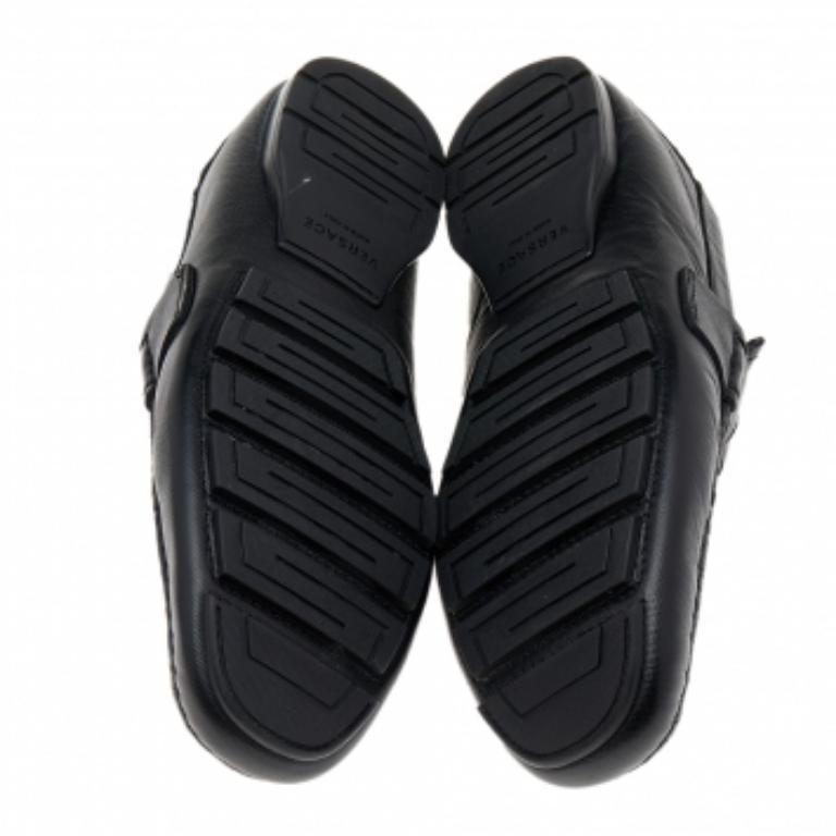 Versace - Mocassini Medusa in pelle di struzzo nera taglia 41 in vendita 2