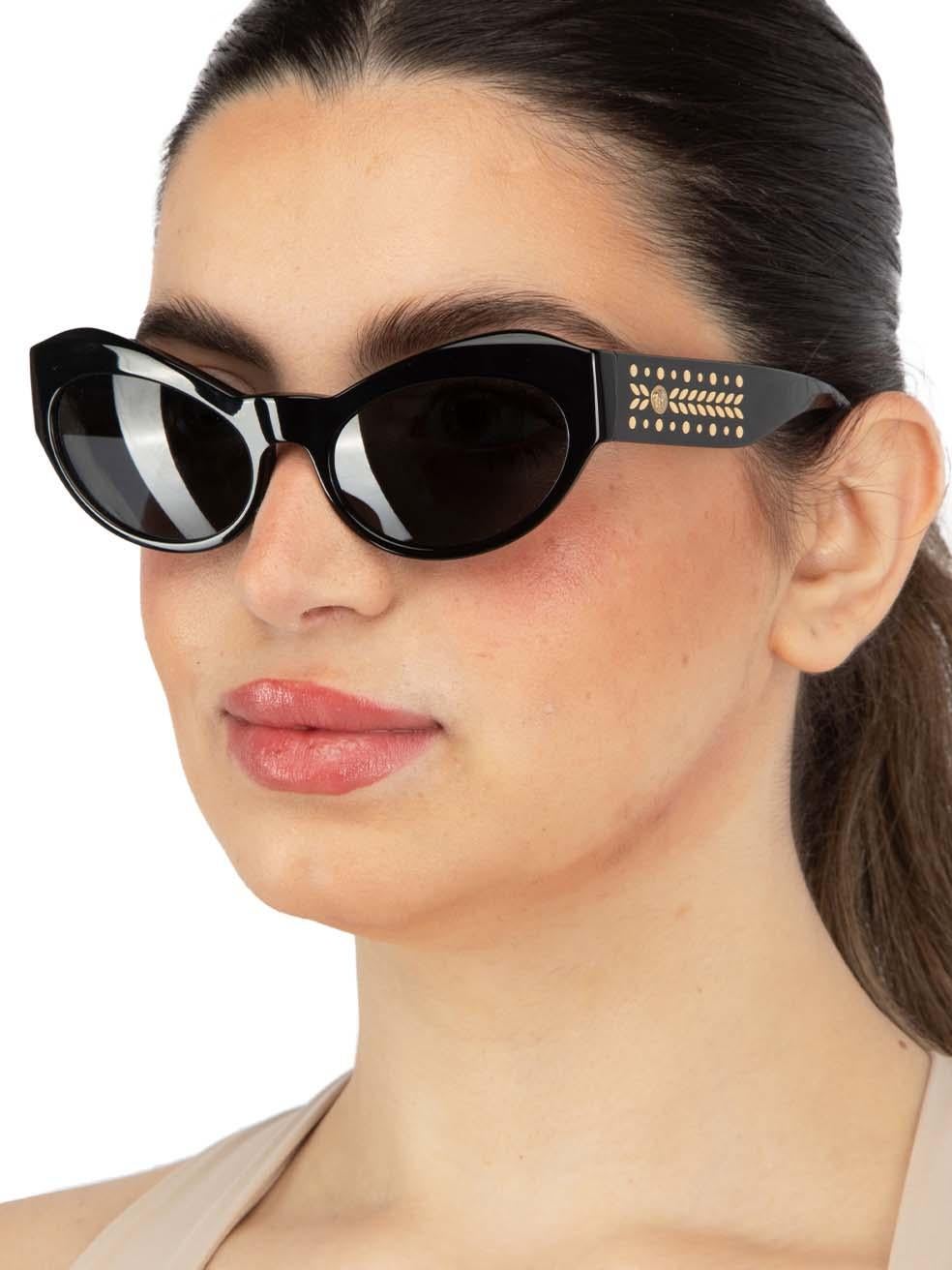 El ESTADO de este artículo nuevo del diseñador Versace es Nuevo con etiquetas. Este artículo viene con el embalaje original.
 
 
 
 Detalles
 
 
 Model No: VE 4356
 
 Negro
 
 Acetato
 
 Gafas de sol ovaladas
 
 Lente Gris Oscuro Tintado
 
 Detalle