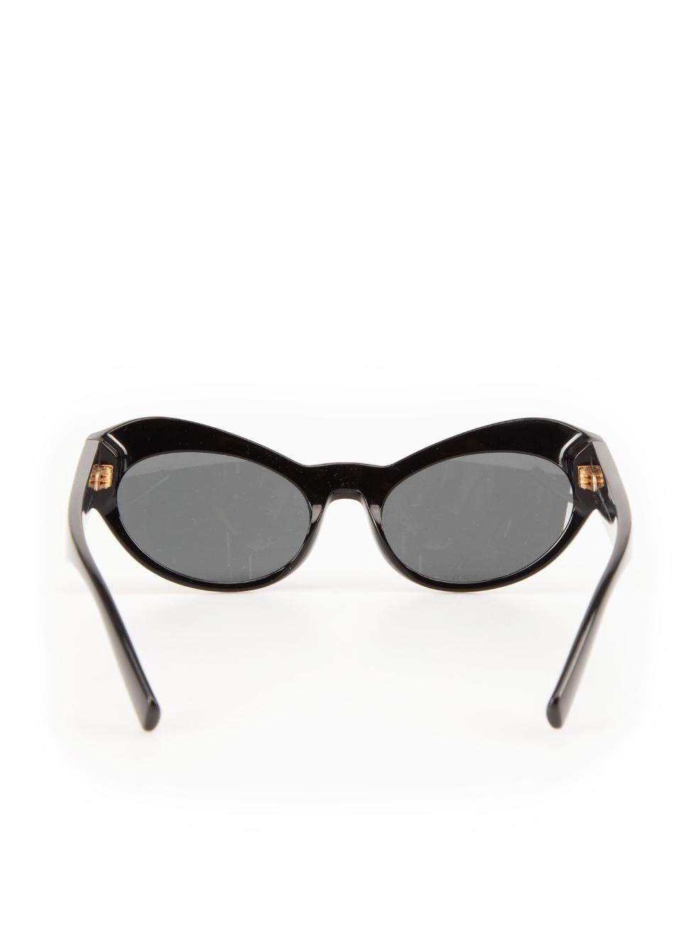 Gafas de sol tintadas ovaladas negras Versace en Nuevo Estado en London, GB