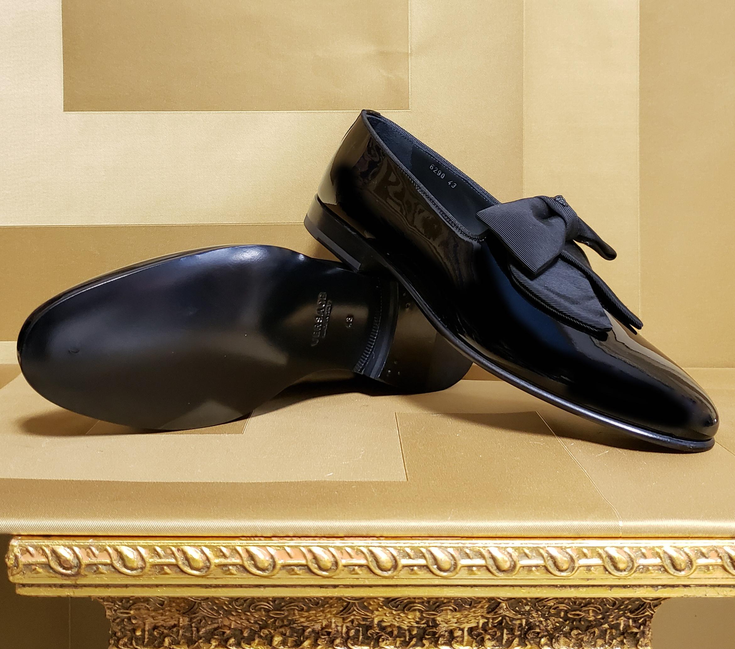  VERSACE


BLACK PATENT LEATHER LOAFER SHOES


Content: patent leather


Lining: 100% leather


Made in Italy


Italian Size is 43 - US 10
       
Brand new. Comes with Versace box and Versace signature Dust Bag.

 100% authentic guarantee 
PLEASE