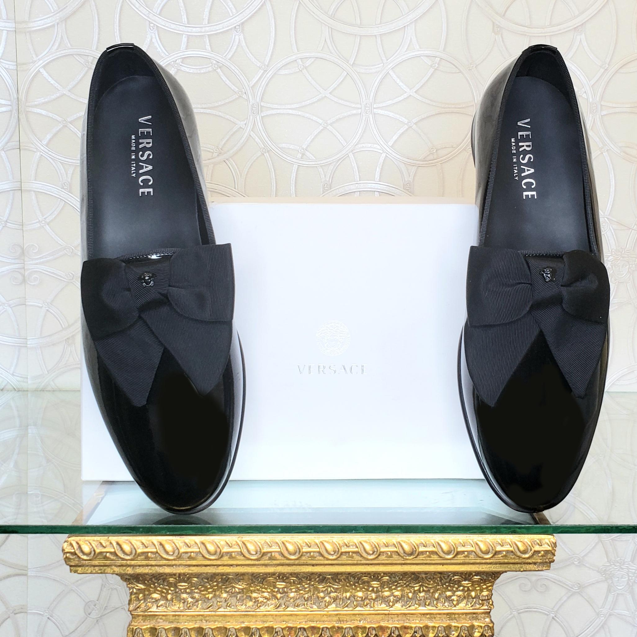    VERSACE



BLACK PATENT LEATHER LOAFER SHOES



Content: patent leather


Lining: 100% leather


Made in Italy


      Italian Size is 43 - US 10
       
Brand new. Comes with Versace box and Versace signature Dust Bag.

 100% authentic guarantee