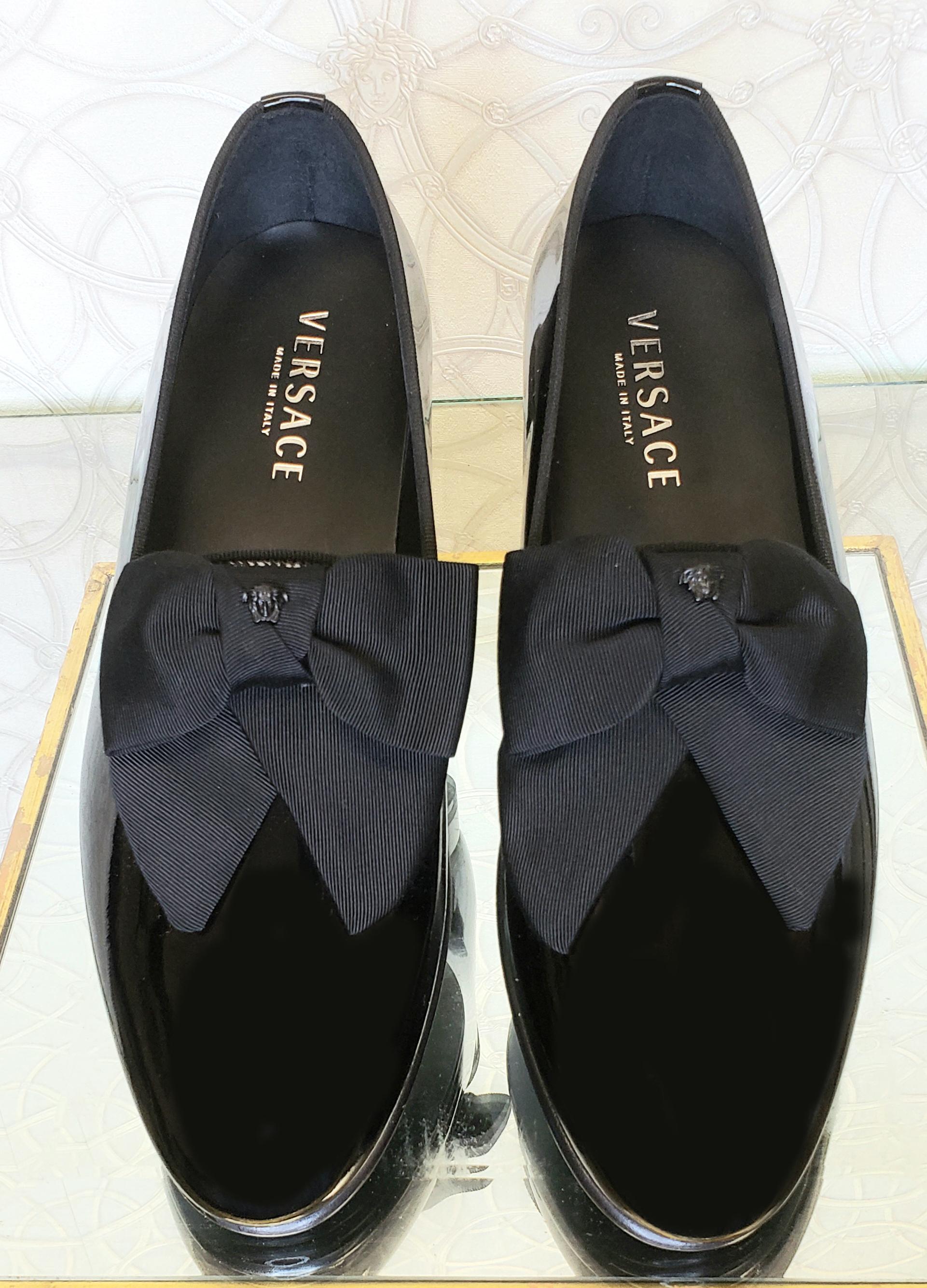 VERSACE SCHWARZE  PATENT-LEDER- LOAFER-Schuhe 43 - 10 im Zustand „Neu“ in Montgomery, TX