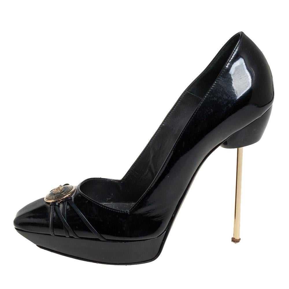 Designed to perfection, these pointed-toe pumps are from the famous luxury house of Versace. They are covered in patent leather, detailed with the Medusa logo and balanced on 9.5 cm heels. Feel your best every time you slip into these black pumps.

