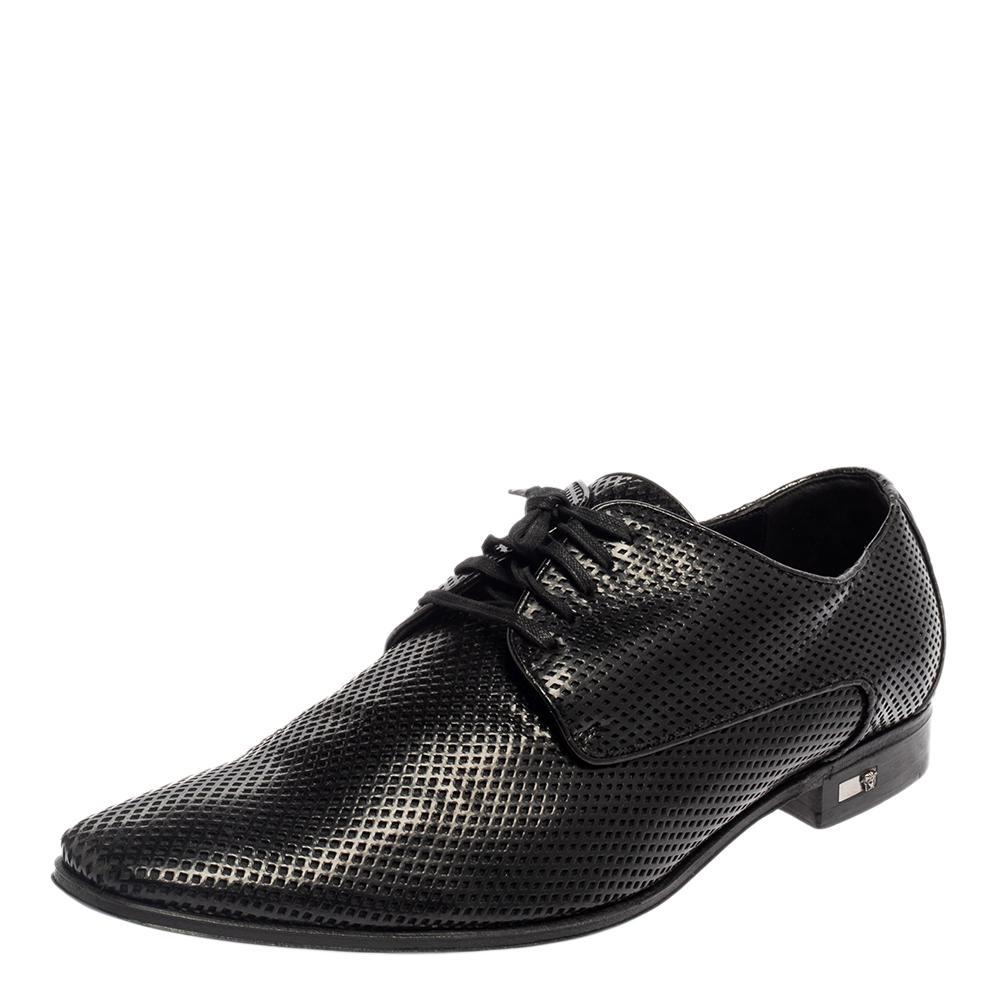 Versace is a brand that epitomizes art and creativity, and all its designs have a luxurious blend of comfort and style. Trendy and smart, this Derby is a must-have. Crafted from perforated leather, it comes styled with lace-ups and equipped with