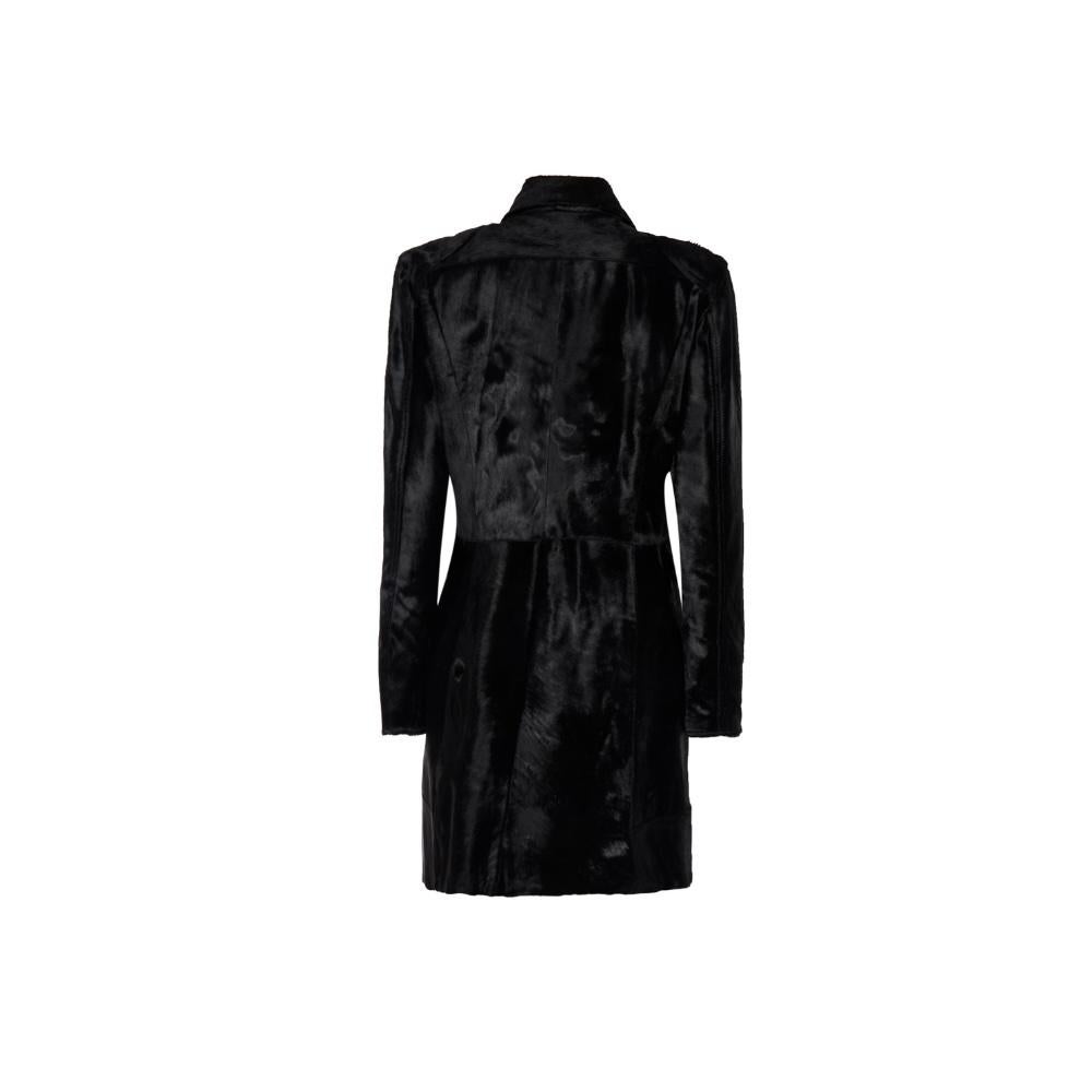 Questo splendido cappotto Versace emana lusso e stile, realizzato con una ricca pelliccia di pony che aggiunge una consistenza e una profondità uniche al capo. L'audace mix di stampe animalier in tonalità neutre eleva questo capo, rendendolo