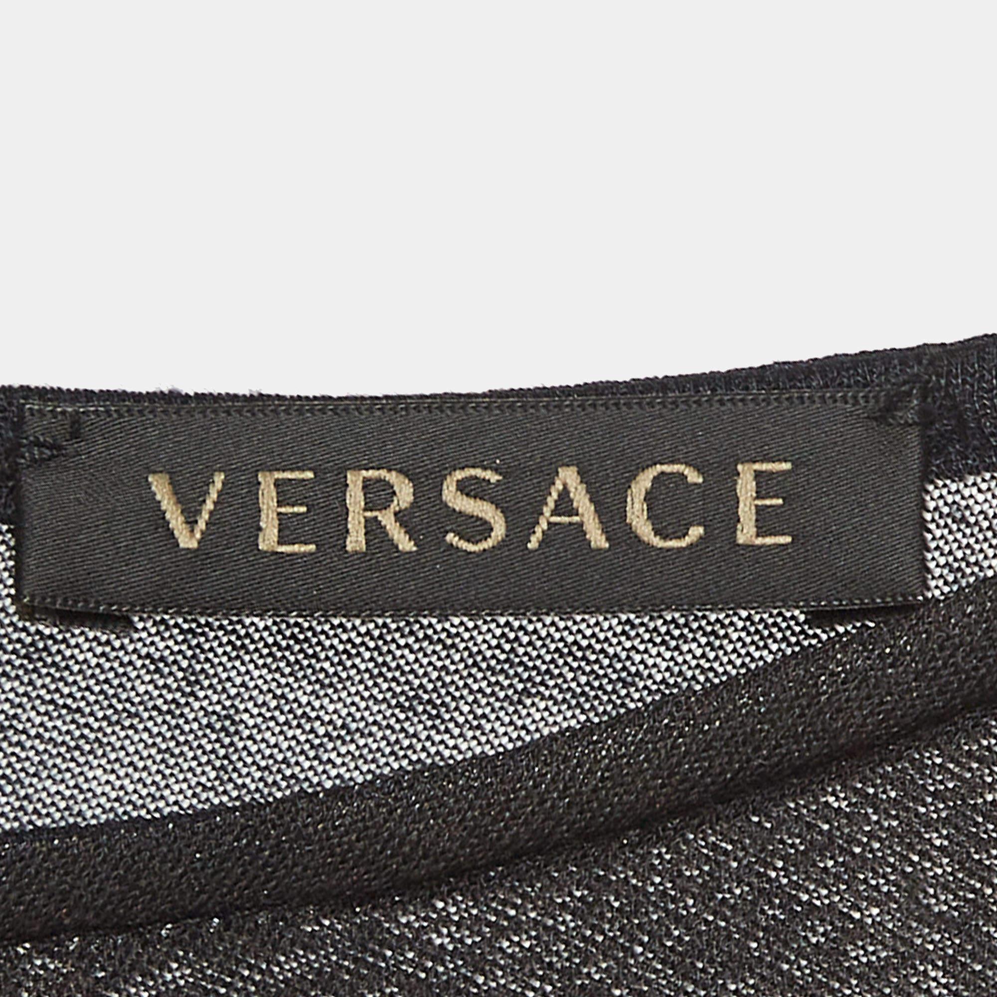 Canotta Versace nera in jersey stampato e allentata S In condizioni buone in vendita a Dubai, Al Qouz 2