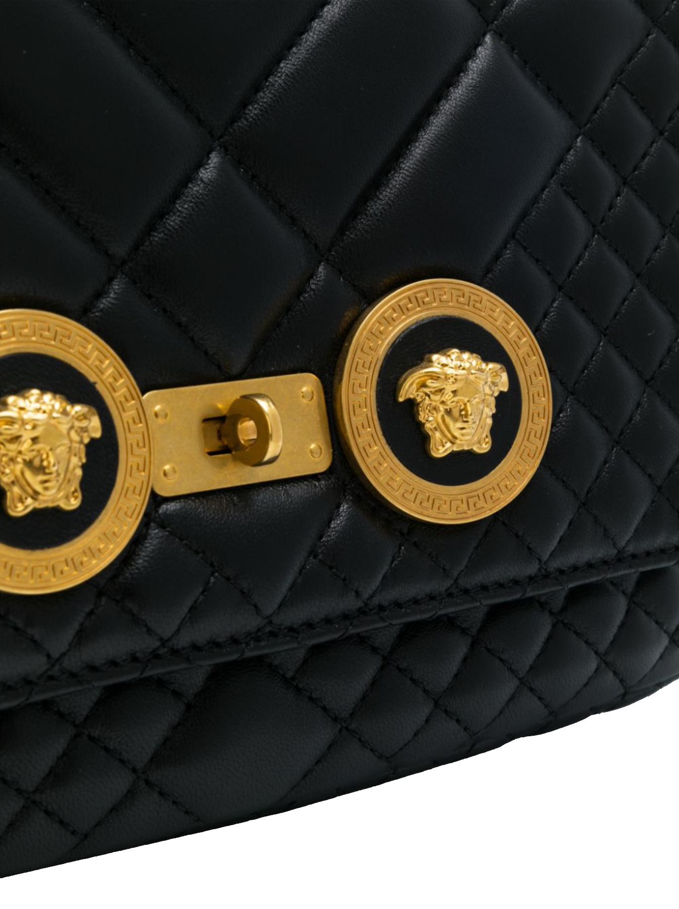 Versace Icon Umhängetasche aus schwarzem gestepptem Leder mit goldfarbener Kette im Zustand „Neu“ in Paradise Island, BS