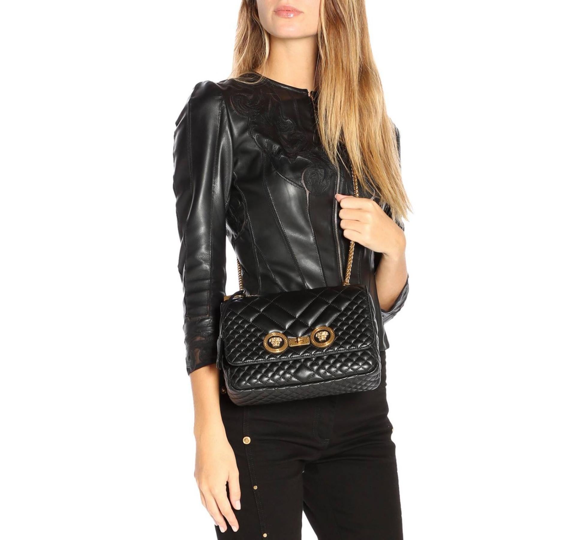 Versace Icon Umhängetasche aus schwarzem gestepptem Leder mit goldfarbener Kette Damen