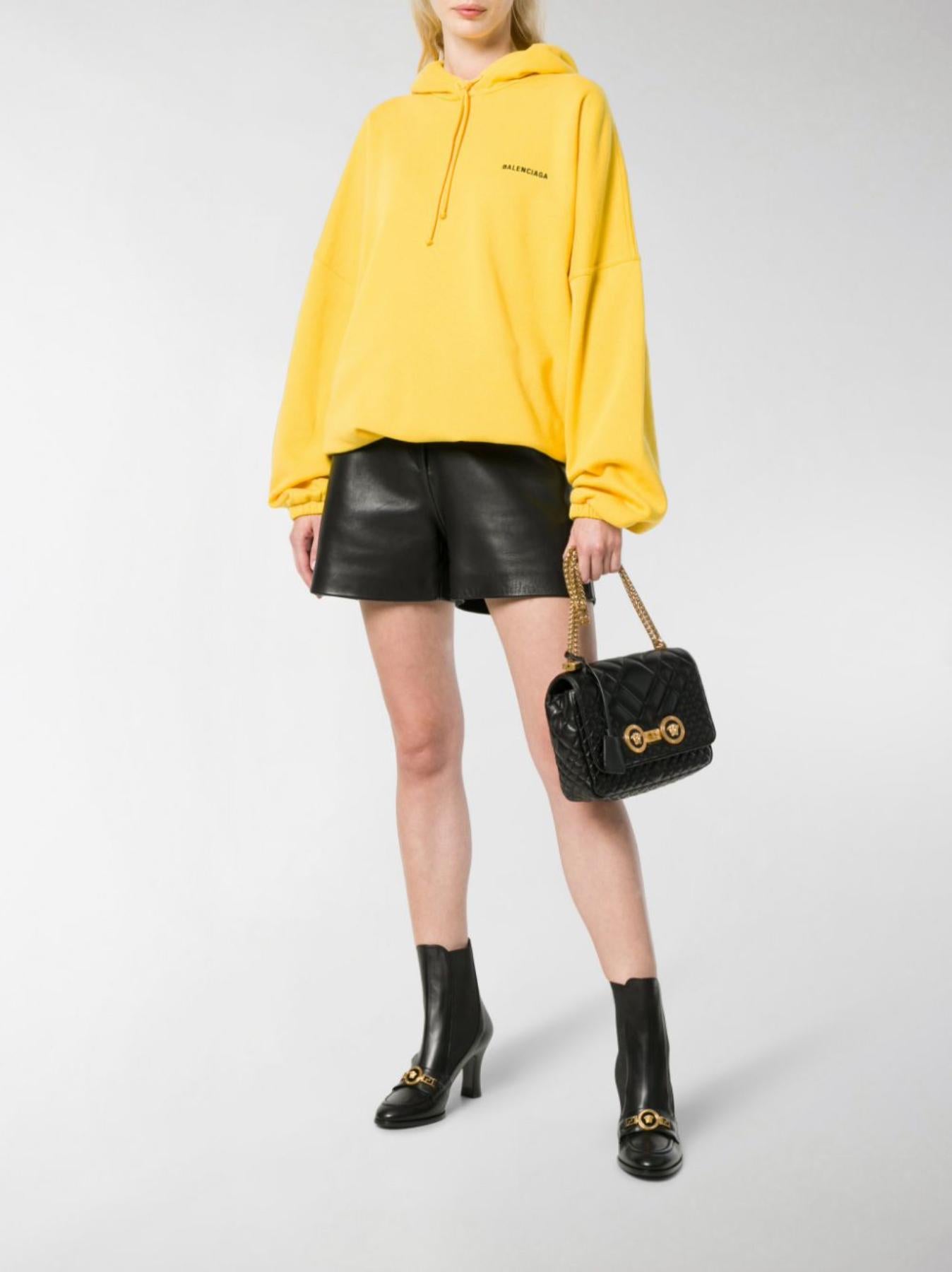 Versace Icon Umhängetasche aus schwarzem gestepptem Leder mit goldfarbener Kette 2