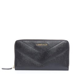 Cartera larga continental VERSACE de piel saffiano negra con logotipo dorado y pespunte en V