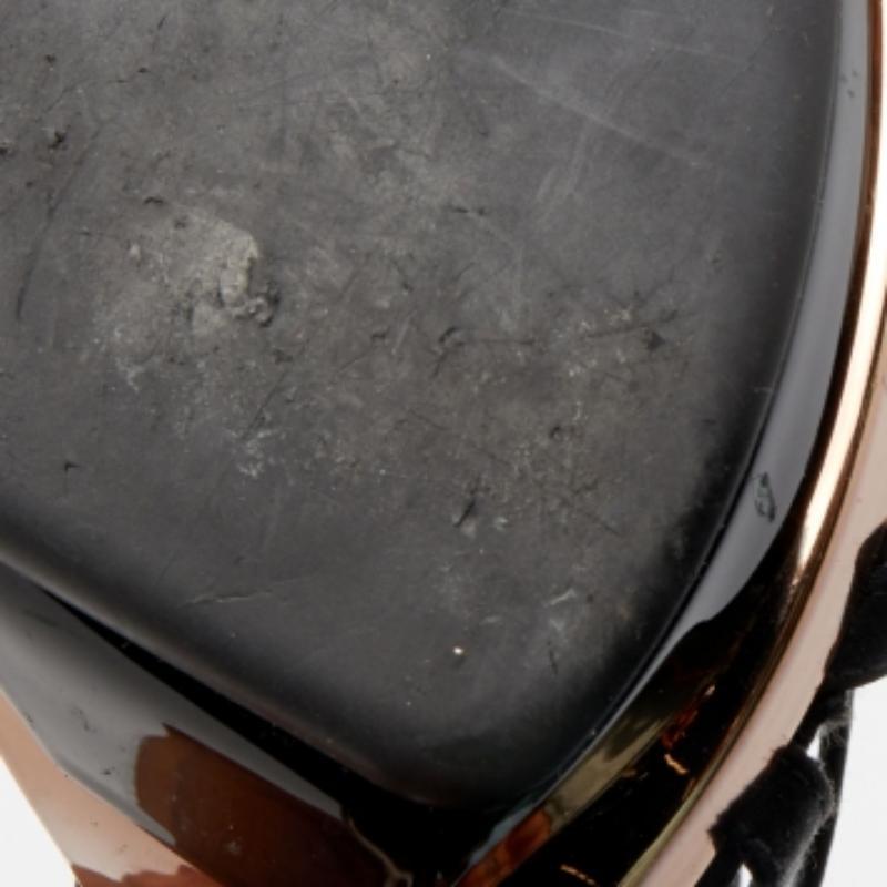 Esta marca, una de las más célebres casas de moda, es conocida por su brillante artesanía en la fabricación de calzado. Fabricado en satén de color negro, este modelo de tiras adornará tus pies de la forma más hermosa. Combina estas sandalias de
