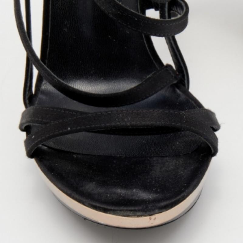 Sandalias de tiras de raso negro Versace talla 37 en Bueno estado para la venta en Dubai, Al Qouz 2