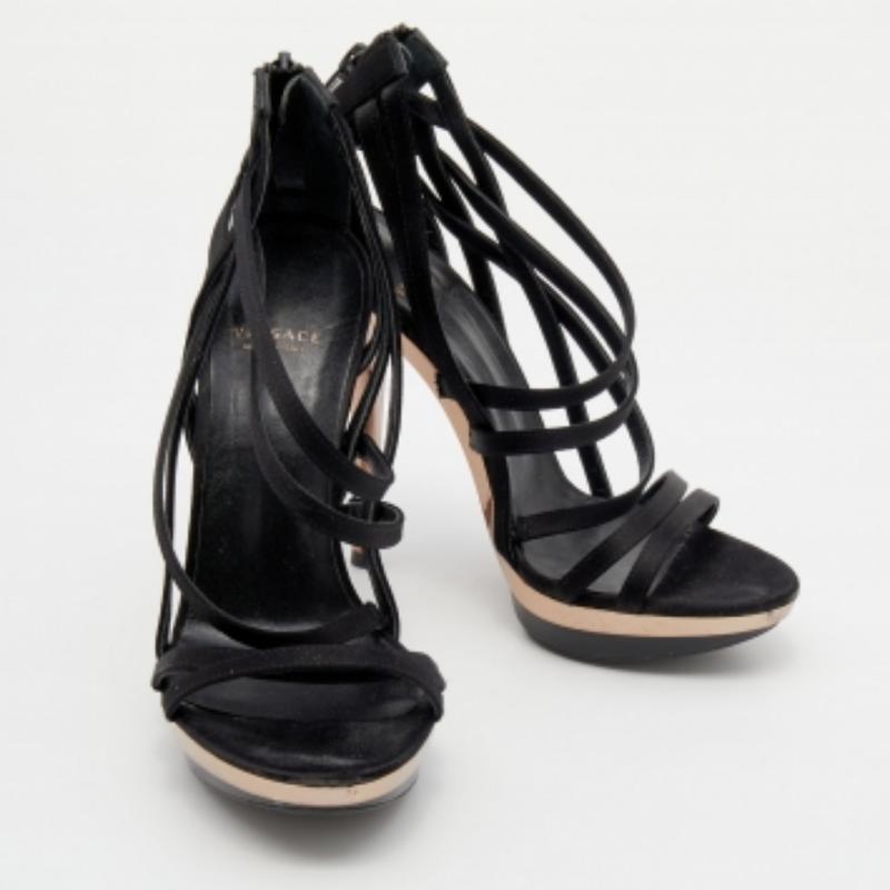 Sandalias de tiras de raso negro Versace talla 37 en venta 1