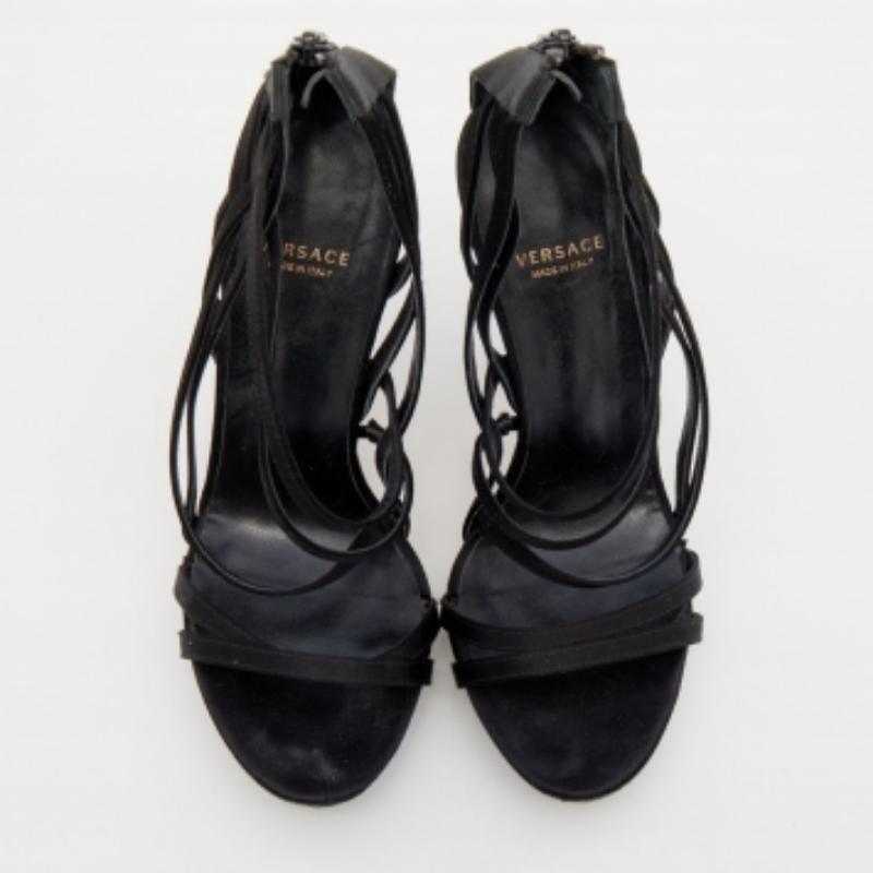 Sandalias de tiras de raso negro Versace talla 37 en venta 2