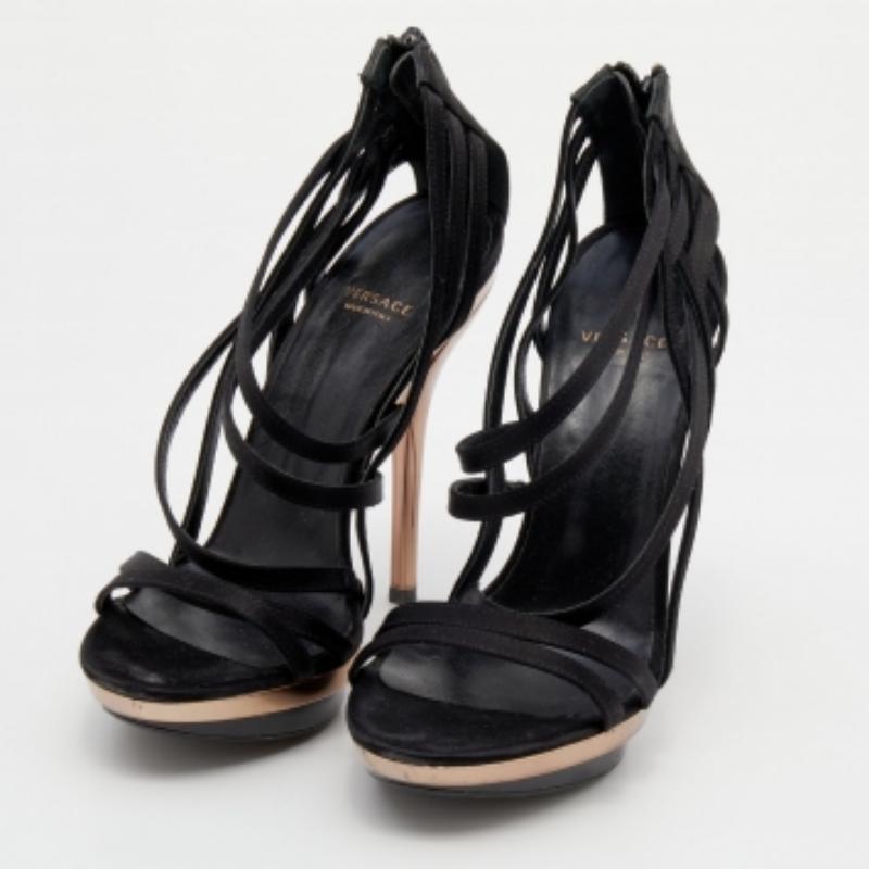 Sandalias de tiras de raso negro Versace talla 37 en venta 3