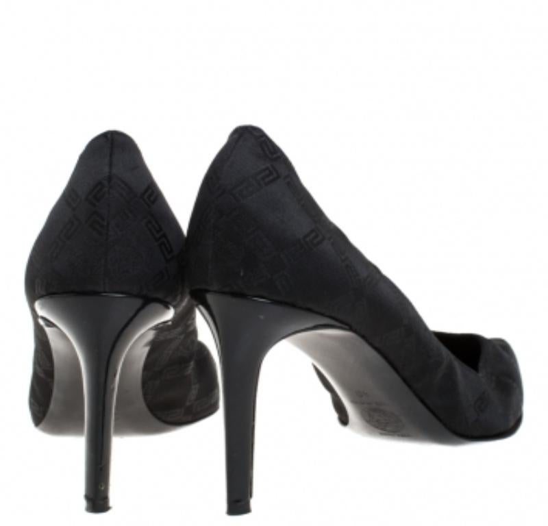 Noir Escarpins à bout pointu en toile Signature noire de Versace Taille 40