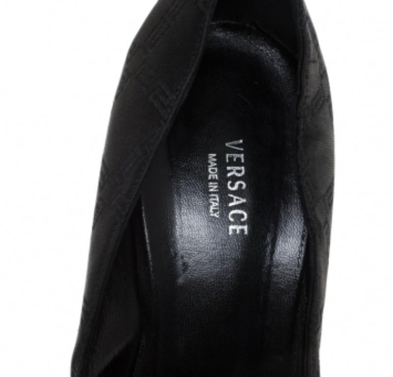  Escarpins à bout pointu en toile Signature noire de Versace Taille 40 Pour femmes 