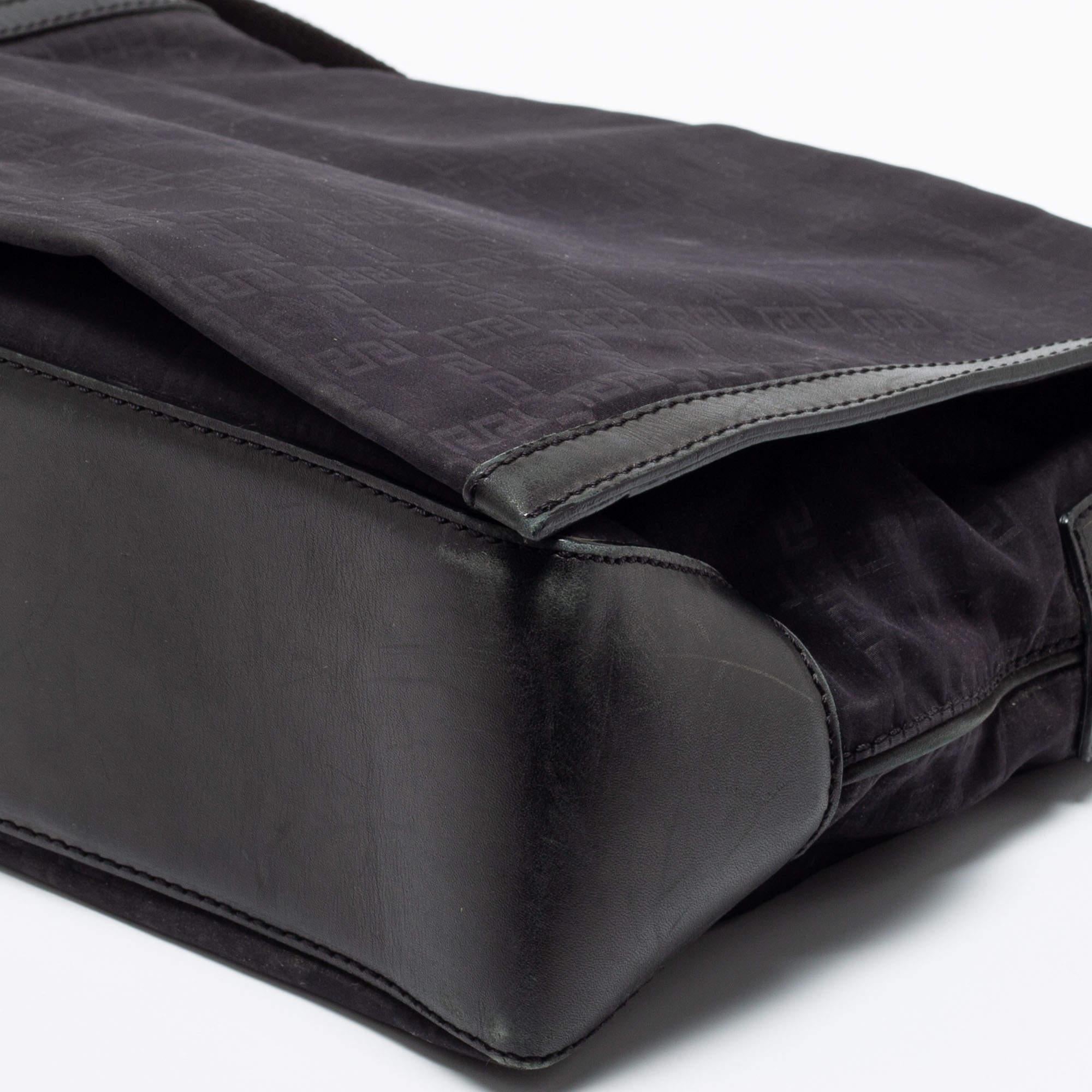 Schwarze Messenger Bag aus Nylon mit Signatur von Versace im Angebot 6