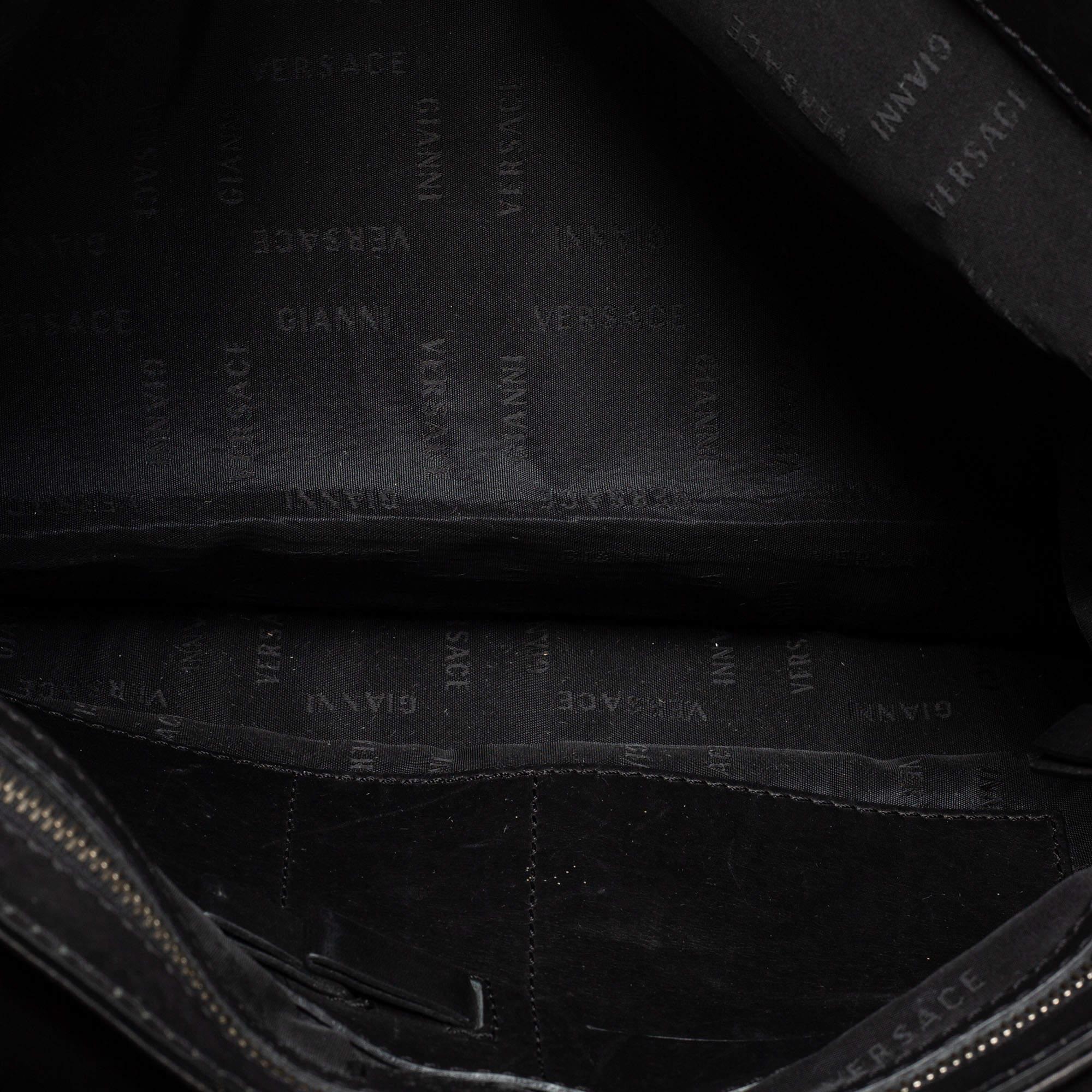 Schwarze Messenger Bag aus Nylon mit Signatur von Versace im Angebot 7