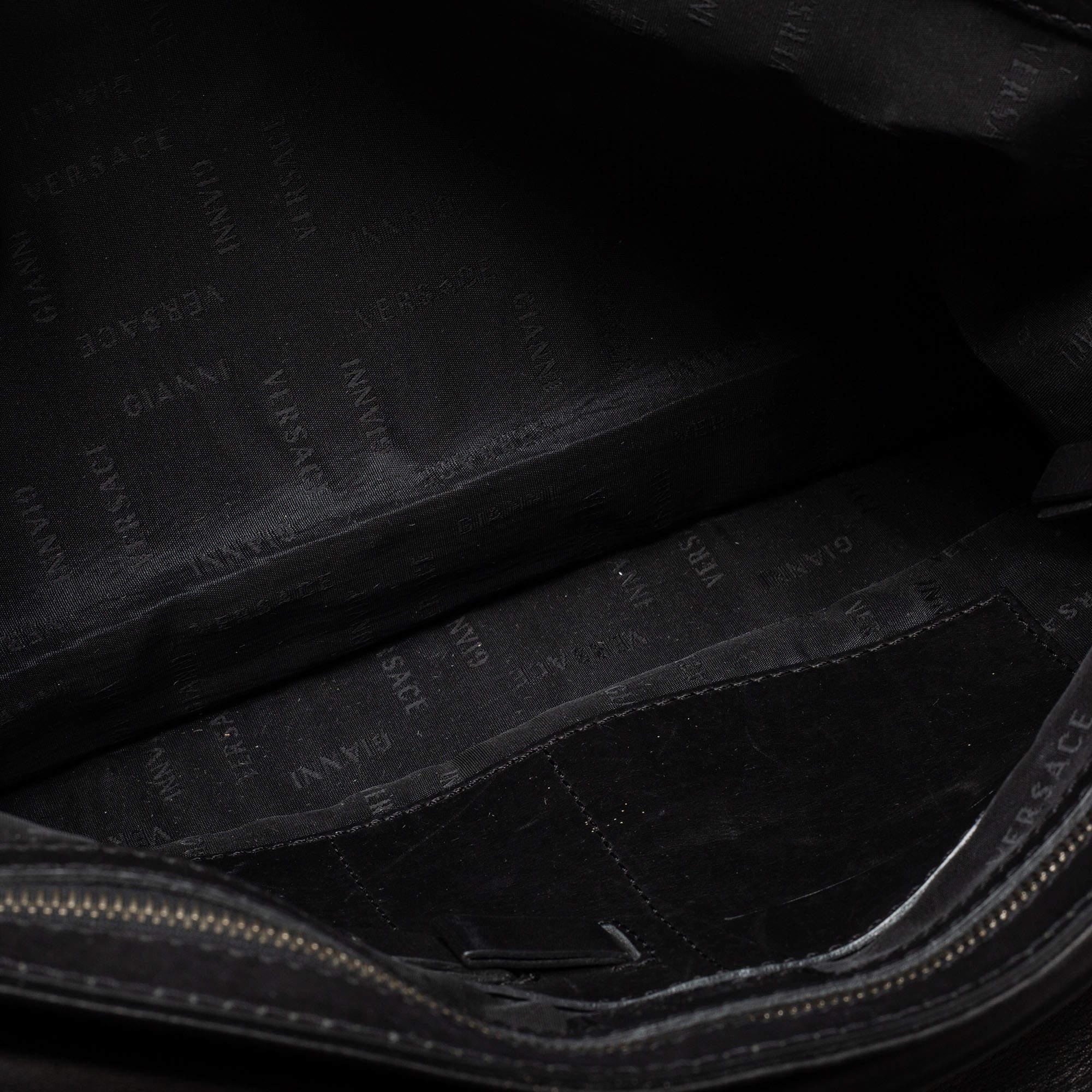 Schwarze Messenger Bag aus Nylon mit Signatur von Versace im Angebot 8