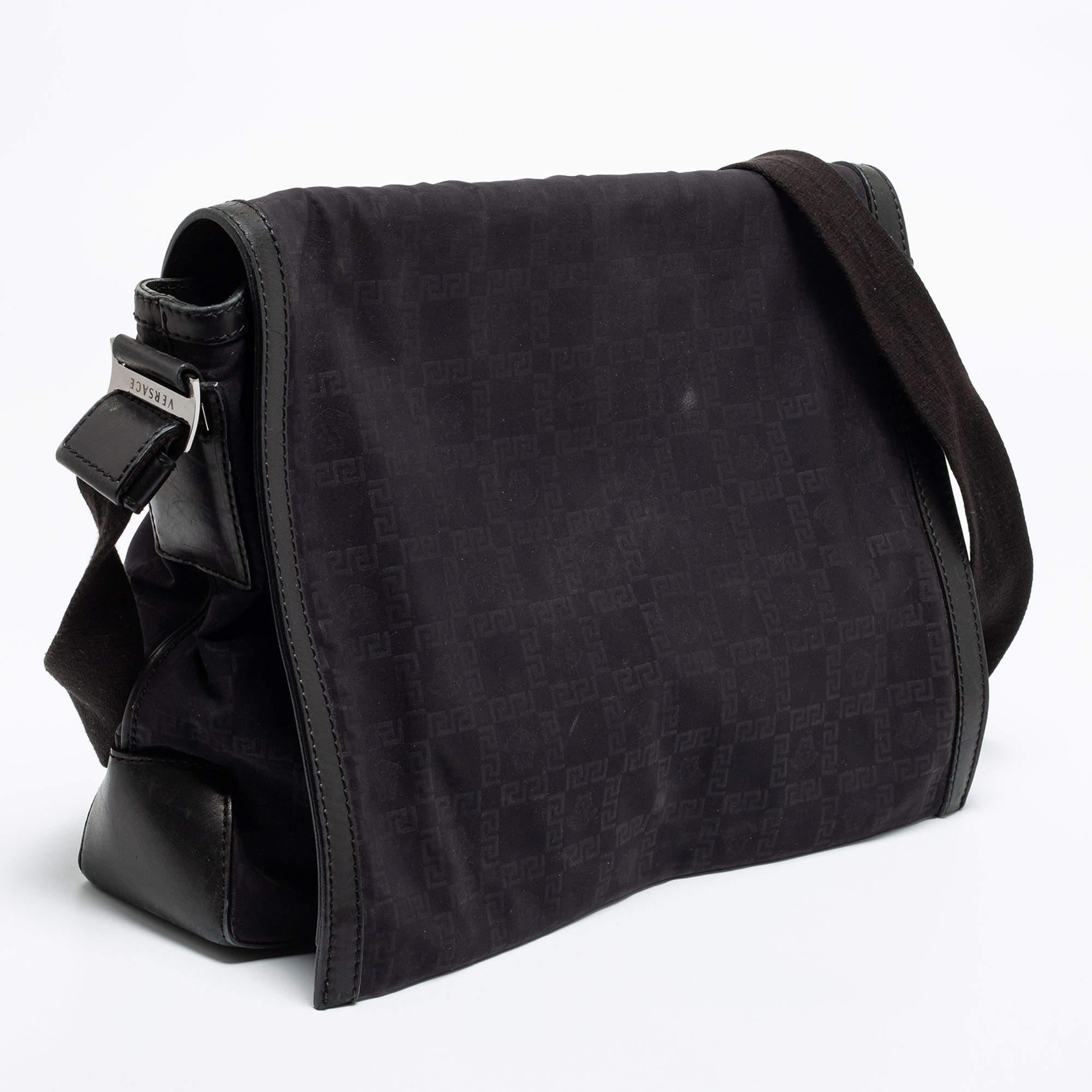 Schwarze Messenger Bag aus Nylon mit Signatur von Versace Damen im Angebot