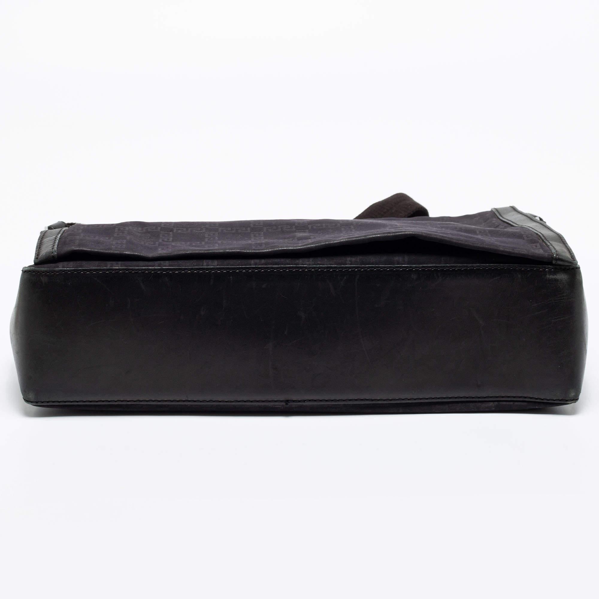 Schwarze Messenger Bag aus Nylon mit Signatur von Versace im Angebot 1