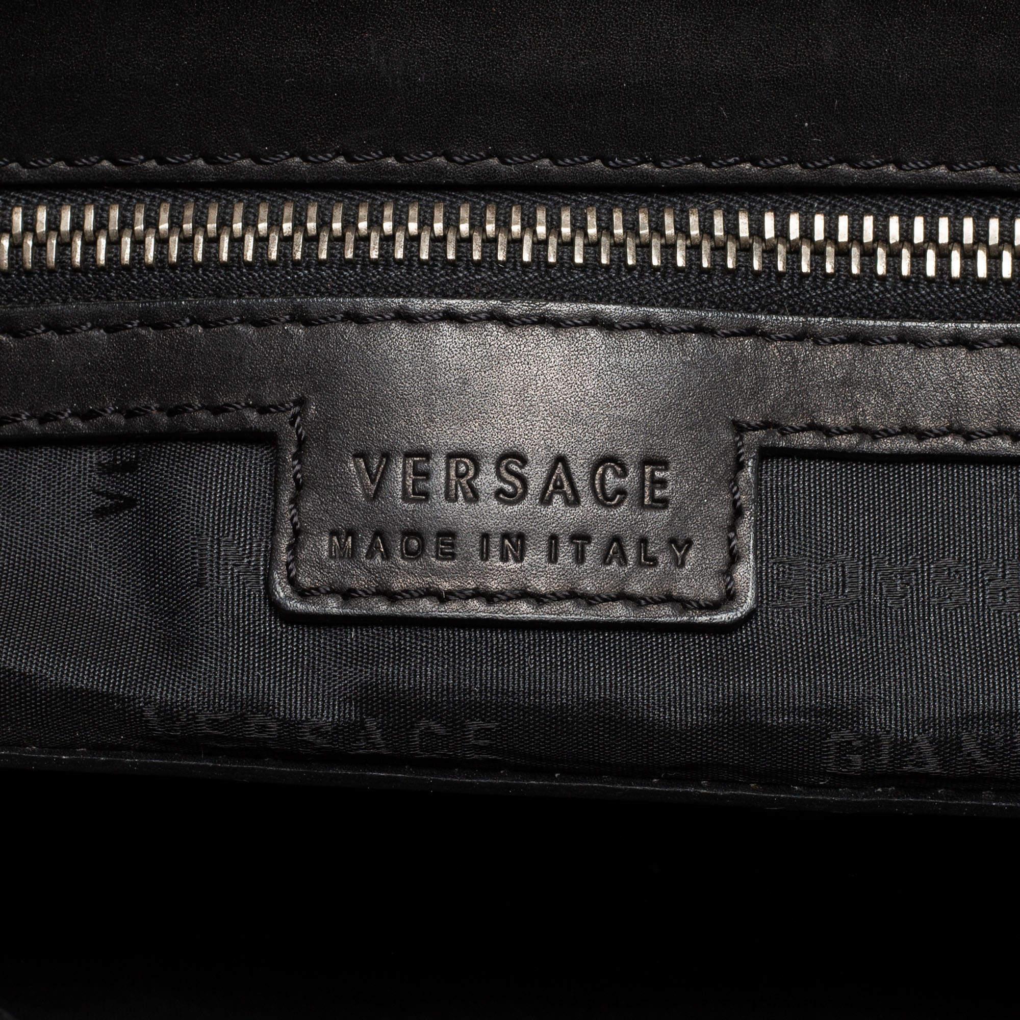 Schwarze Messenger Bag aus Nylon mit Signatur von Versace im Angebot 2