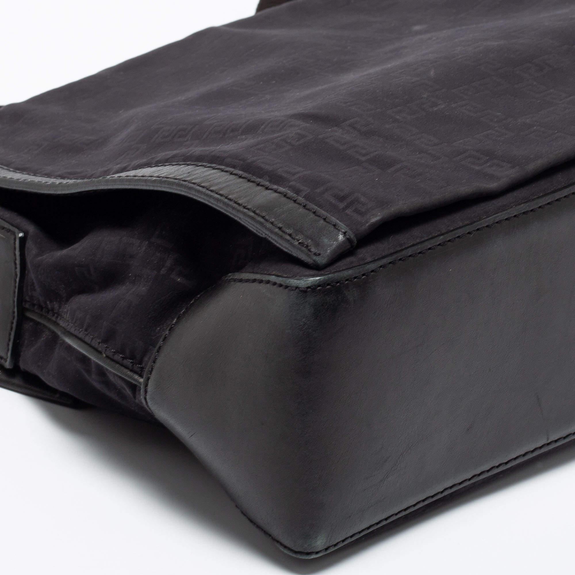 Schwarze Messenger Bag aus Nylon mit Signatur von Versace im Angebot 4