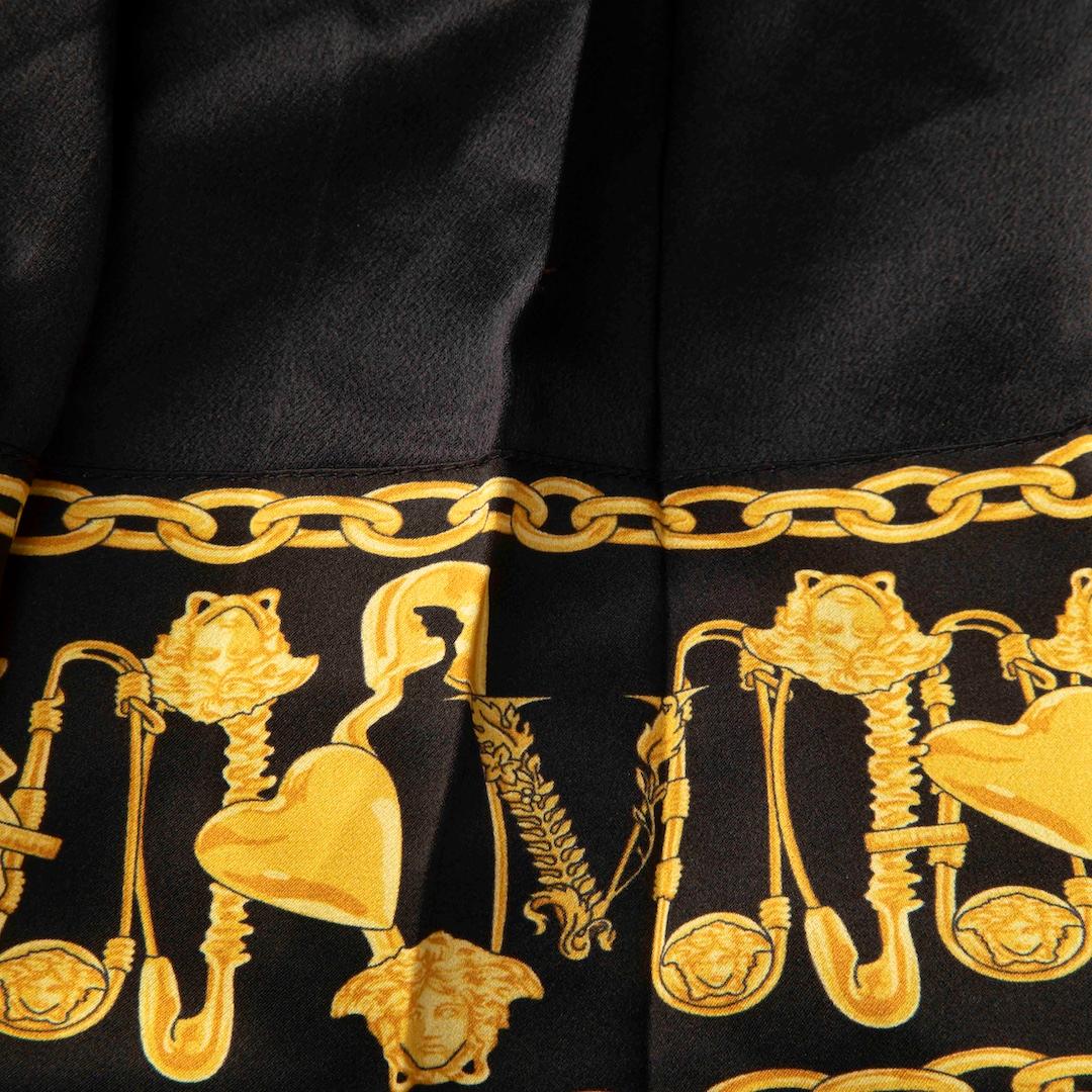Nero Versace Gonna a pieghe in seta nera con orlo a Medusa Taglia S in vendita