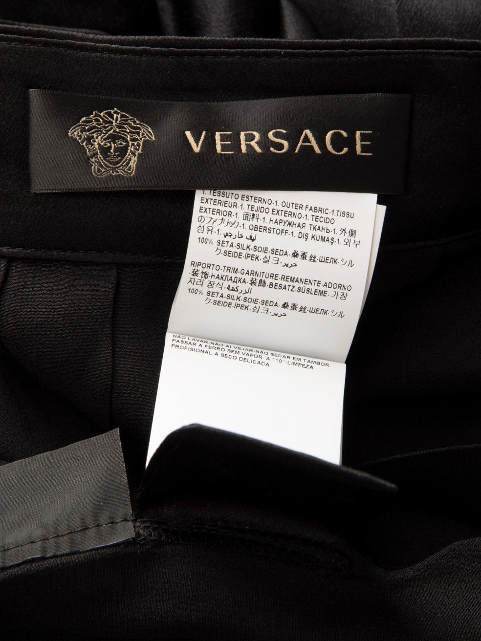 Donna Versace Gonna a pieghe in seta nera con orlo a Medusa Taglia S in vendita