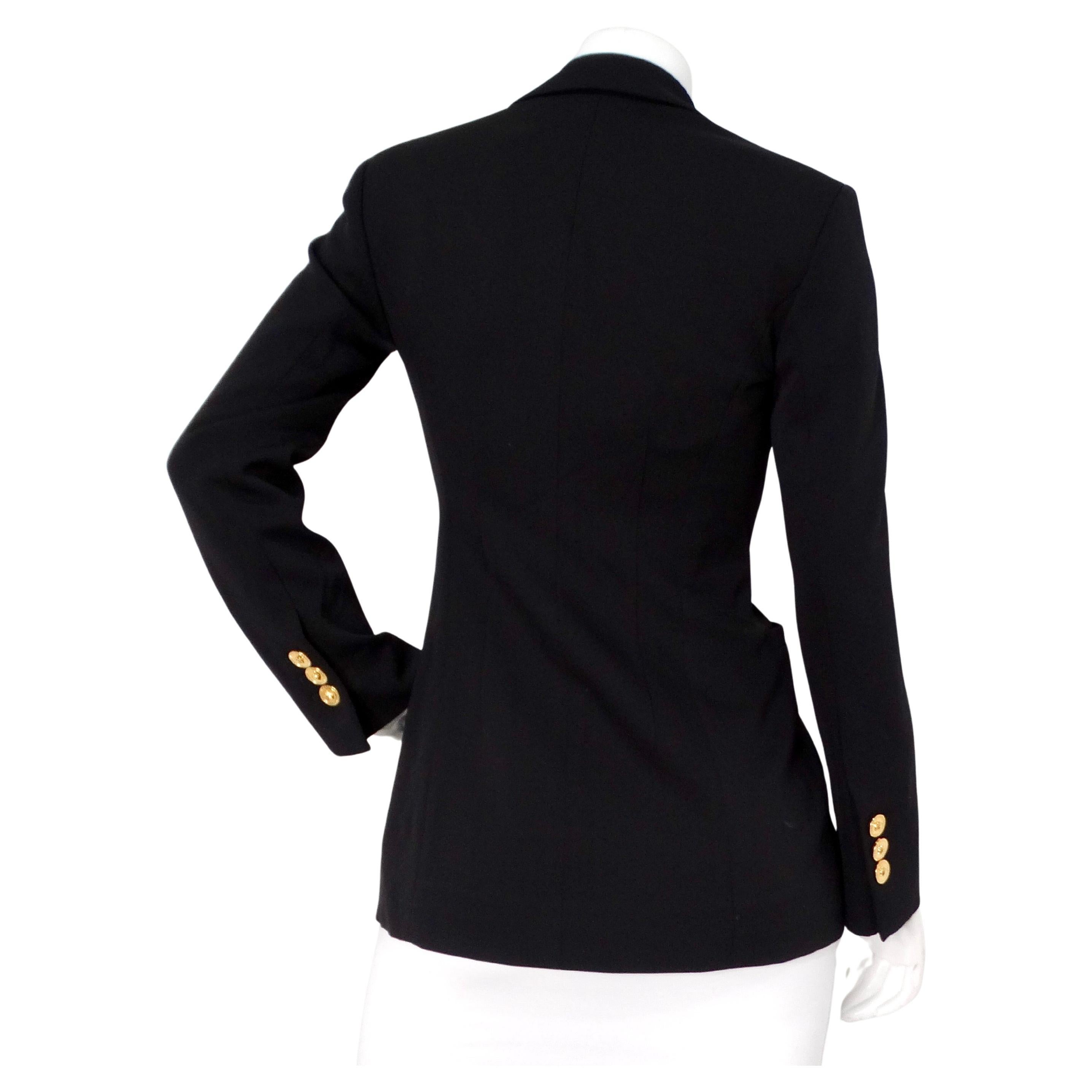 El blazer Versace negro de botonadura sencilla con imperdible de Medusa en tono dorado es una prenda llamativa y sofisticada que encarna el lujo y el diseño atrevido. Fabricado con una lujosa mezcla de lana, ofrece comodidad y estilo. El blazer