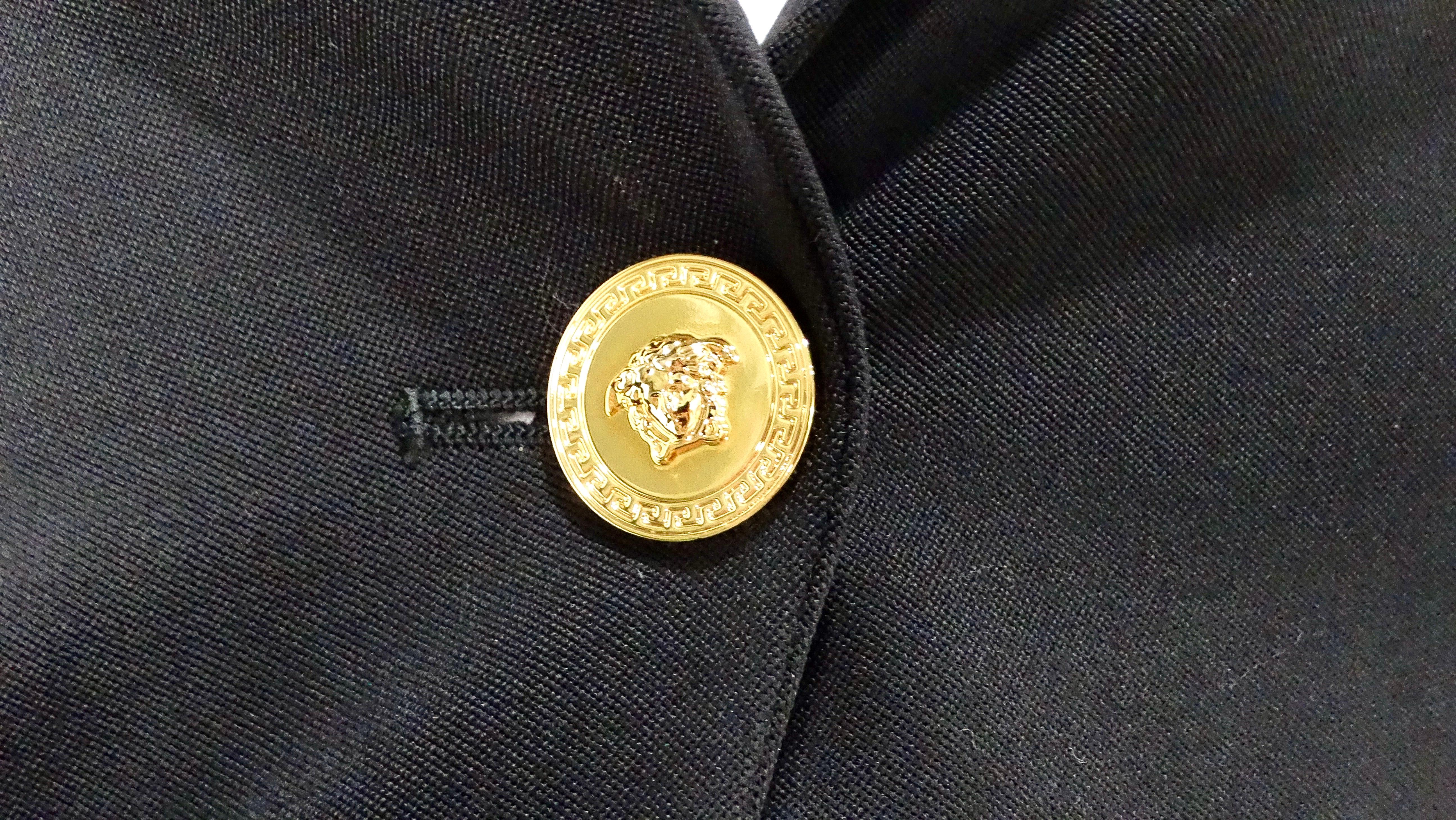 Blazer negro Versace de botonadura sencilla con imperdible de Medusa en tono dorado Negro en venta