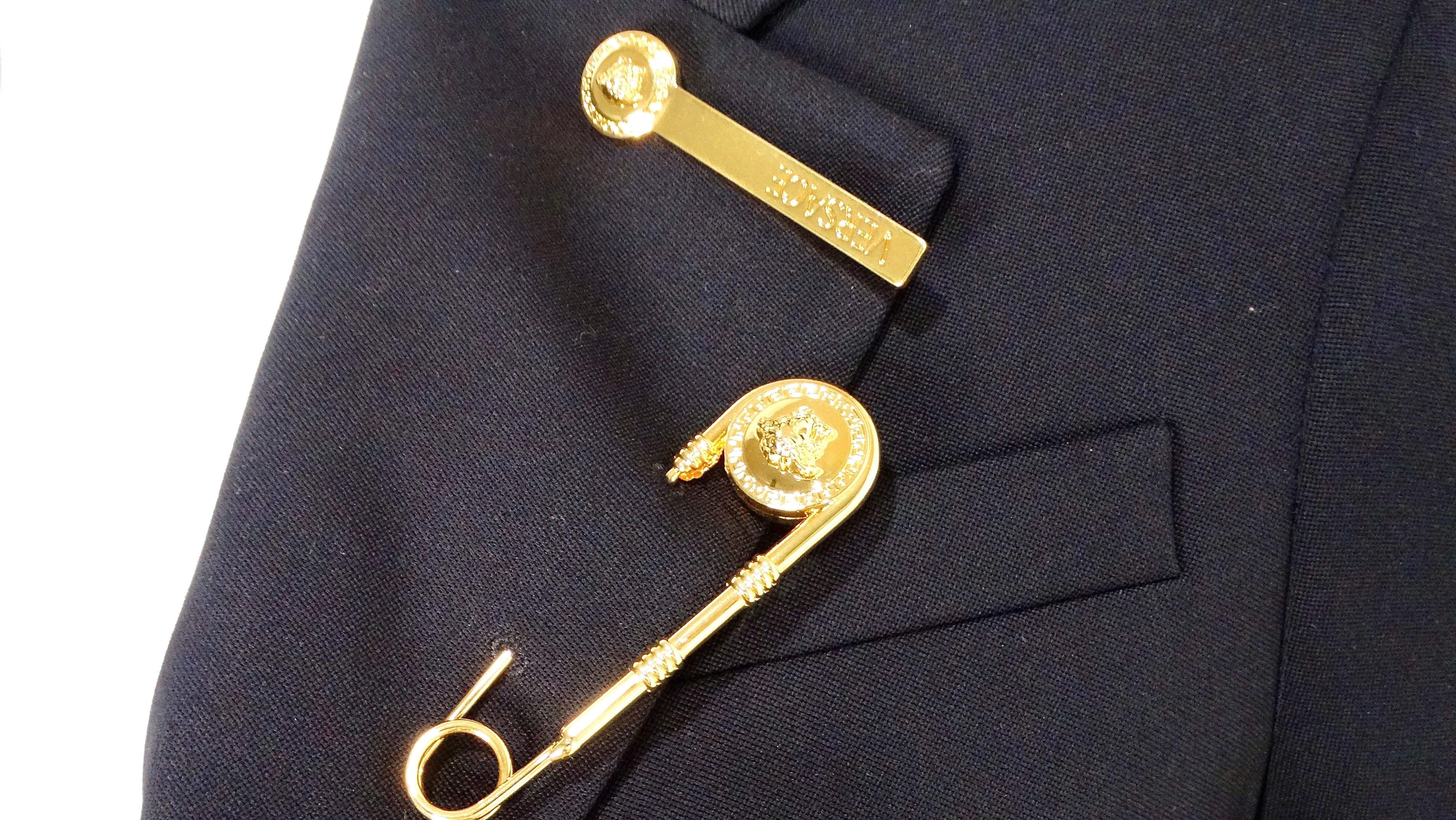 Blazer negro Versace de botonadura sencilla con imperdible de Medusa en tono dorado en Bueno estado para la venta en Scottsdale, AZ