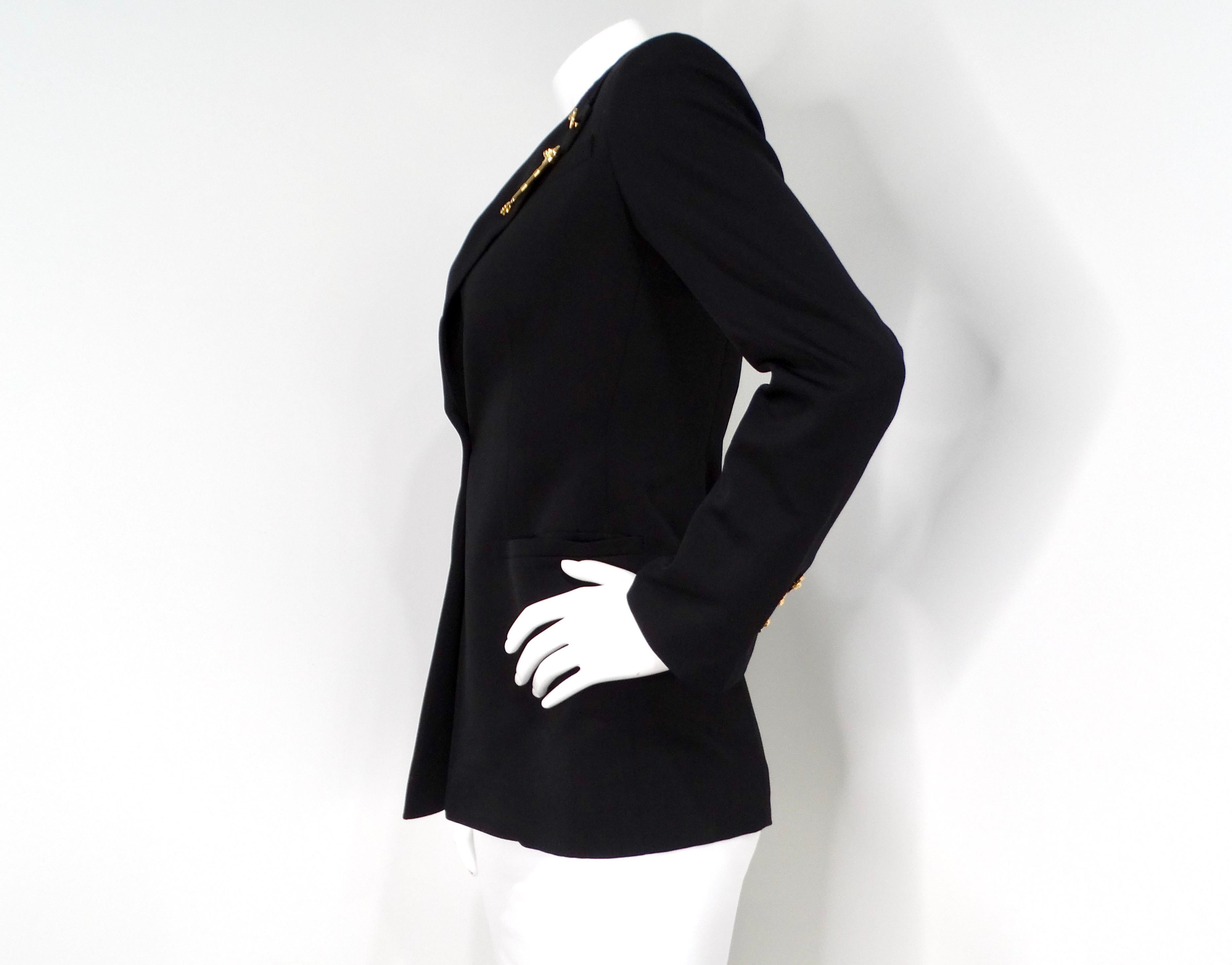 De las mujeres Blazer negro Versace de botonadura sencilla con imperdible de Medusa en tono dorado en venta